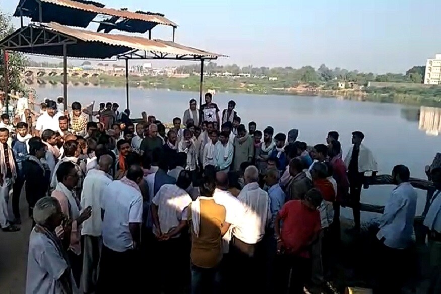 એક સાથે છ અંતિમયાત્રા નીકળતા આખું ગામ શોકમય હતું. રવિવારે સવારે એક સાથે છ વ્યકિતના અંતિમ સંસ્કાર કરવામાં આવ્યા હતા. અંતિમયાત્રામાં માનવમહેરામણ ઉમટી પડ્યું હતું. એક સાથે છ અંતિમયાત્રા નીકળતા આખું ગામ શોકમય હતું. રવિવારે સવારે એક સાથે છ વ્યકિતના અંતિમ સંસ્કાર કરવામાં આવ્યા હતા. અંતિમયાત્રામાં માનવમહેરામણ ઉમટી પડ્યું હતું.