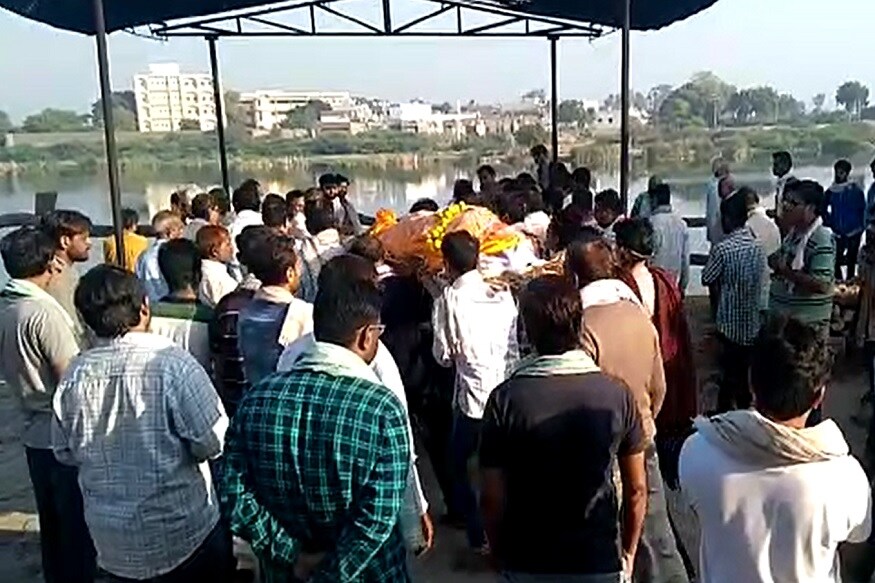પ્રાથમિક વિગત પ્રમાણે ચોટીલા નેશનલ હાઈવે પર કાર અને ટ્રક વચ્ચે ગંભીર અકસ્માત સર્જાયો હતો. જેમાં વઢવાણના દરજી પરિવારના 3 બાળક સહિત કુલ 6નાં મોત ઘટનાસ્થળે જ કમકમાટીભર્યા મોત થયા હતા. મૃતકોમાં 3 બાળકો, બે મહિલા, 1 પુરુષનો સમાવેશ થાય છે. પ્રાથમિક વિગત પ્રમાણે ચોટીલા નેશનલ હાઈવે પર કાર અને ટ્રક વચ્ચે ગંભીર અકસ્માત સર્જાયો હતો. જેમાં વઢવાણના દરજી પરિવારના 3 બાળક સહિત કુલ 6નાં મોત ઘટનાસ્થળે જ કમકમાટીભર્યા મોત થયા હતા. મૃતકોમાં 3 બાળકો, બે મહિલા, 1 પુરુષનો સમાવેશ થાય છે.