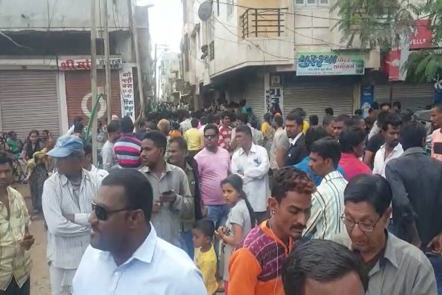 બાળકીનો મૃતદેહ લીમખેડાની હડફ નદીમાથી મળી આવ્યો હતો. પોલીસે શંકાના આધારે ગોધરાના દંપતીને ત્યા તપાસ હાથ ધરી હતી. જેમાં શકમંદ દંપતીના ધરે મહિલાની લાશ હોવાની પોલીસને આશંકાઆધારે પોલીસે ખોદકામ હાથ ધર્યું હતું. ઘરની પાણીની ટાંકીમાંથી મળી આવ્યો હતો. તે લોકોએ ટાંકીને સિમેન્ટથી બંધ કરી દીધી હતી. મહિલાનો મૃતદેહ ડિકમ્પોઝ હાલતમાં મળી આવ્યો હતો. હાલ જાણવા મળ્યું છે કે 6 લાખની લેવડ દેવડમાં માતા અને પુત્રીની હત્યા કરવામાં આવી હતી. બાળકીનો મૃતદેહ લીમખેડાની હડફ નદીમાથી મળી આવ્યો હતો. પોલીસે શંકાના આધારે ગોધરાના દંપતીને ત્યા તપાસ હાથ ધરી હતી. જેમાં શકમંદ દંપતીના ધરે મહિલાની લાશ હોવાની પોલીસને આશંકાઆધારે પોલીસે ખોદકામ હાથ ધર્યું હતું. ઘરની પાણીની ટાંકીમાંથી મળી આવ્યો હતો. તે લોકોએ ટાંકીને સિમેન્ટથી બંધ કરી દીધી હતી. મહિલાનો મૃતદેહ ડિકમ્પોઝ હાલતમાં મળી આવ્યો હતો. હાલ જાણવા મળ્યું છે કે 6 લાખની લેવડ દેવડમાં માતા અને પુત્રીની હત્યા કરવામાં આવી હતી.