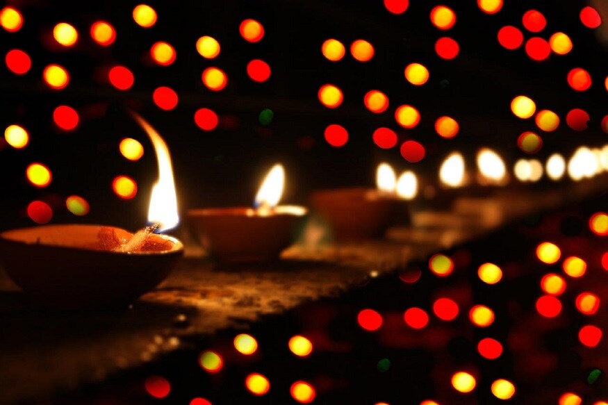આજે દિવાળીના દિવસે તમે ઘરનું ડેકોરેશન કર્યુ હશે. દિવાળી દરમિયાન દીવાઓ પ્રગટાવવામાં આવી રહ્યાં છે. ખૂબ આતાશબાજી કરવામાં આવી રહી છે અને ફોટો પણ ક્લીક કરો છો. દિવાળી રાત્રે ઉજવવામાં આવે છે. આમા લાઇટિંગ ઓછી હોવાને કારણે તમે ફોટાઓ ક્લિક કરી શકતા નથી. પરંતુ તમારે પરેશાન થવાની જરુર નથી. જાણીએ એવી ટ્રીક વિશે કે જેનાથી તમે રાત્રે અંધારામાં પણ સ્પષ્ટ ફોટો ક્લિક કરી શકો છો. આજે દિવાળીના દિવસે તમે ઘરનું ડેકોરેશન કર્યુ હશે. દિવાળી દરમિયાન દીવાઓ પ્રગટાવવામાં આવી રહ્યાં છે. ખૂબ આતાશબાજી કરવામાં આવી રહી છે અને ફોટો પણ ક્લીક કરો છો. દિવાળી રાત્રે ઉજવવામાં આવે છે. આમા લાઇટિંગ ઓછી હોવાને કારણે તમે ફોટાઓ ક્લિક કરી શકતા નથી. પરંતુ તમારે પરેશાન થવાની જરુર નથી. જાણીએ એવી ટ્રીક વિશે કે જેનાથી તમે રાત્રે અંધારામાં પણ સ્પષ્ટ ફોટો ક્લિક કરી શકો છો.