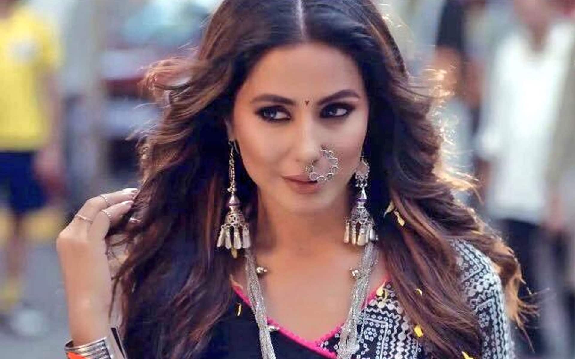 એકતા કપૂરનો મહાત્વકાક્ષી શો 'કસૌટી જિંદગી કી 2' માં કૉમોલિકાના રોલમાં ધમાકેદાર એન્ટ્રી કર્યા બાદ હિના શો માં જોવા મળતી નથી. તેમના ફેન્સ સતત આ ચિંતનમાં છે કે હિના ખાન શોમાં કેમ નજર આવતી નથી. એકતા કપૂરનો મહાત્વકાક્ષી શો 'કસૌટી જિંદગી કી 2' માં કૉમોલિકાના રોલમાં ધમાકેદાર એન્ટ્રી કર્યા બાદ હિના શો માં જોવા મળતી નથી. તેમના ફેન્સ સતત આ ચિંતનમાં છે કે હિના ખાન શોમાં કેમ નજર આવતી નથી.