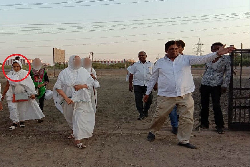 કચ્છ જિલ્લામાં આવેલા ભચાઉના લાકડીયા નજીક ટ્રેલરે ટક્કર મારતા જૈન સાધ્વીનું મોત નીપજ્યું હતું. સાધ્વીને ટક્કર માર્યા બાદ ટ્રેલર મુકીને ચાલક સ્થળ ઉપરથી ફરાર થઇ ગયો હતો. ઘટનાની જાણ થતાં પોલીસ સ્થળ ઉપર પહોંચી અને સાધ્વીના મૃતદેહને પીએમ માટે મોકલી આપ્યો હતો. બીજી તરફ અકસ્માતમાં સાધ્વીના મોત બાદ સ્થાનિક જૈન સમાજમાં ભારે રોષ ફેલાયો હતો. જ્યારે ટ્રેલરના નંબરના આધારે પોલીસે ચાલકને સોધવાની તજવીજ હાથધરી હતી. (મેહુલ સોલંકી, કચ્છ) કચ્છ જિલ્લામાં આવેલા ભચાઉના લાકડીયા નજીક ટ્રેલરે ટક્કર મારતા જૈન સાધ્વીનું મોત નીપજ્યું હતું. સાધ્વીને ટક્કર માર્યા બાદ ટ્રેલર મુકીને ચાલક સ્થળ ઉપરથી ફરાર થઇ ગયો હતો. ઘટનાની જાણ થતાં પોલીસ સ્થળ ઉપર પહોંચી અને સાધ્વીના મૃતદેહને પીએમ માટે મોકલી આપ્યો હતો. બીજી તરફ અકસ્માતમાં સાધ્વીના મોત બાદ સ્થાનિક જૈન સમાજમાં ભારે રોષ ફેલાયો હતો. જ્યારે ટ્રેલરના નંબરના આધારે પોલીસે ચાલકને સોધવાની તજવીજ હાથધરી હતી. (મેહુલ સોલંકી, કચ્છ)