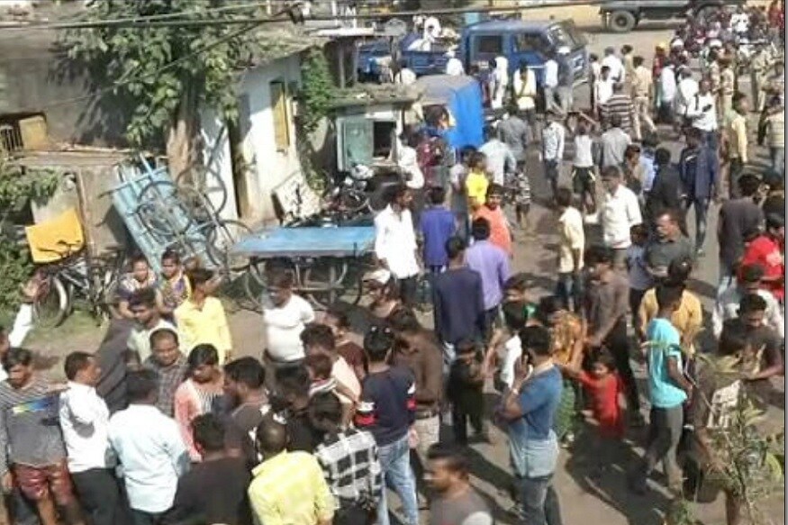 સુરતમાં કોર્પોરેશન દ્વારા આજે મેગા ડીમોલેશનની કામગીરી હાથધરવામાં આવી છે. સુરતના લાલદરવાજા પટેલ વાડી પાસે મગા ડીમોલેશન હાથધરાયું છે. કતારગામ ઝોનમાં પાણીની સમસ્યા હલ કરવા ટાંકી બનાવવા માટે જગ્યા ખુલી કરવા માટે કામગીરી હાથધરવામાં આવી છે. જોકે, સ્થાનિક લોકોએ આ કામગીરીનો વિરોધ કર્યો હતો. ડીમોલેશનના વિરોધમાં કોંગ્રેસ કોર્પોરેટર દિનેશ કાછડીયા ઉપવાસ ઉપર બેઠા છે. જોકે, પોલીસ દ્વારા તેમની અટકાય કરવામાં આવી હતી અને પાલીકા ડિમોલિસનની કામગીરી આગળ વધારવામાં આવી હતી. (કિર્તેષ પટેલ, સુરત) સુરતમાં કોર્પોરેશન દ્વારા આજે મેગા ડીમોલેશનની કામગીરી હાથધરવામાં આવી છે. સુરતના લાલદરવાજા પટેલ વાડી પાસે મગા ડીમોલેશન હાથધરાયું છે. કતારગામ ઝોનમાં પાણીની સમસ્યા હલ કરવા ટાંકી બનાવવા માટે જગ્યા ખુલી કરવા માટે કામગીરી હાથધરવામાં આવી છે. જોકે, સ્થાનિક લોકોએ આ કામગીરીનો વિરોધ કર્યો હતો. ડીમોલેશનના વિરોધમાં કોંગ્રેસ કોર્પોરેટર દિનેશ કાછડીયા ઉપવાસ ઉપર બેઠા છે. જોકે, પોલીસ દ્વારા તેમની અટકાય કરવામાં આવી હતી અને પાલીકા ડિમોલિસનની કામગીરી આગળ વધારવામાં આવી હતી. (કિર્તેષ પટેલ, સુરત)
