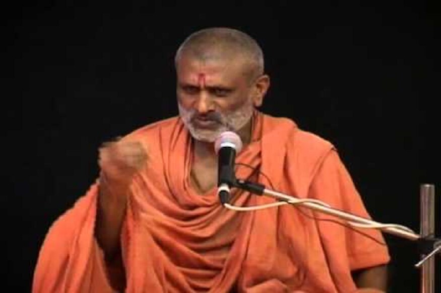 શું છે પ્રસંગ ? કયા હતા ત્રણ અઘરા પ્રશ્ન? - સ્વામી હરિસ્વરૂપદાસજીએ કથામાં આ પ્રસંગની શરૂઆત કરતા કહ્યું કે, એક પંડિત કથા કરવા રાજાના દરબારમાં ગયા, પંડીતે કથામાં ભગવાન વિશે ઘણી બધી વાતો કરી. રાજાને હવે પ્રશ્ન થયો, તેમણે પંડિતજીને પુછ્યું, ભગવાન ક્યાં રહે છે? તે કઈ દીશા તરફ મુખ રાખી બેઠા છે? ભગવાન આખો દિવસ શું બિઝનેસ (કામ) કરે છે ? પંડિતજી મુંઝાયા - એવું તત્કાલિક કેવી રીતે ઈન્ડિકેટ કરવું કે ભગવાન ક્યાં રહે છે, ભગવાન આખો દિવસ શું કરી રહ્યા છે, તેમનું મુખ કઈં બાજુ છે. રાજાઓને ગમે ત્યારે એકદન આવું બધું જાણવાની આજીવીકા થાય, આતો ભાઈ રાજા, વાંજા અને વાંદરા કહેવાય - જો હરખા જવાબ ના દે તો જેલમાં નાખી દે. ભટ્ટજી તો મૂંઝાવા લાગ્યા. તેમણે રાજાને કહ્યું તમને કાલે જણાવીશ. તેઓ ઘરે ગયા, પરંતુ તેમને રાજાને પ્રશ્નનો જવાબ આપવાનો હતો, જેથી તે ચિંતામાં હતા. દીકરાને પિતાની પરિસ્થિતિ ચિંતા જનક લાગી. તેણે પિતાને પુછ્યું કેમ ચિંતિતિ છો. પિતાને થયું કે આને શું કહેવાનું. પરંતુ, દીકરાએ વારંવાર જીદ કરતા પંડિતજીએ પોતાની મુશેકેલીની વાત દીકરાને કરી. દીકરો પિતાને કહે છે, આ પ્રશ્નોના જવાબ તો ખુબ સહેલા છે. હું જવાબ આપીશ. પંડિતજી કહે, મરાવીશ. દીકરો કહે, પિતાજી ચિંતા ન કરો. હું રાજાને આ પ્રશ્નોના સંતોષકારક જવાબ આપીશ. શું છે પ્રસંગ ? કયા હતા ત્રણ અઘરા પ્રશ્ન? - સ્વામી હરિસ્વરૂપદાસજીએ કથામાં આ પ્રસંગની શરૂઆત કરતા કહ્યું કે, એક પંડિત કથા કરવા રાજાના દરબારમાં ગયા, પંડીતે કથામાં ભગવાન વિશે ઘણી બધી વાતો કરી. રાજાને હવે પ્રશ્ન થયો, તેમણે પંડિતજીને પુછ્યું, ભગવાન ક્યાં રહે છે? તે કઈ દીશા તરફ મુખ રાખી બેઠા છે? ભગવાન આખો દિવસ શું બિઝનેસ (કામ) કરે છે ? પંડિતજી મુંઝાયા - એવું તત્કાલિક કેવી રીતે ઈન્ડિકેટ કરવું કે ભગવાન ક્યાં રહે છે, ભગવાન આખો દિવસ શું કરી રહ્યા છે, તેમનું મુખ કઈં બાજુ છે. રાજાઓને ગમે ત્યારે એકદન આવું બધું જાણવાની આજીવીકા થાય, આતો ભાઈ રાજા, વાંજા અને વાંદરા કહેવાય - જો હરખા જવાબ ના દે તો જેલમાં નાખી દે. ભટ્ટજી તો મૂંઝાવા લાગ્યા. તેમણે રાજાને કહ્યું તમને કાલે જણાવીશ. તેઓ ઘરે ગયા, પરંતુ તેમને રાજાને પ્રશ્નનો જવાબ આપવાનો હતો, જેથી તે ચિંતામાં હતા. દીકરાને પિતાની પરિસ્થિતિ ચિંતા જનક લાગી. તેણે પિતાને પુછ્યું કેમ ચિંતિતિ છો. પિતાને થયું કે આને શું કહેવાનું. પરંતુ, દીકરાએ વારંવાર જીદ કરતા પંડિતજીએ પોતાની મુશેકેલીની વાત દીકરાને કરી. દીકરો પિતાને કહે છે, આ પ્રશ્નોના જવાબ તો ખુબ સહેલા છે. હું જવાબ આપીશ. પંડિતજી કહે, મરાવીશ. દીકરો કહે, પિતાજી ચિંતા ન કરો. હું રાજાને આ પ્રશ્નોના સંતોષકારક જવાબ આપીશ.