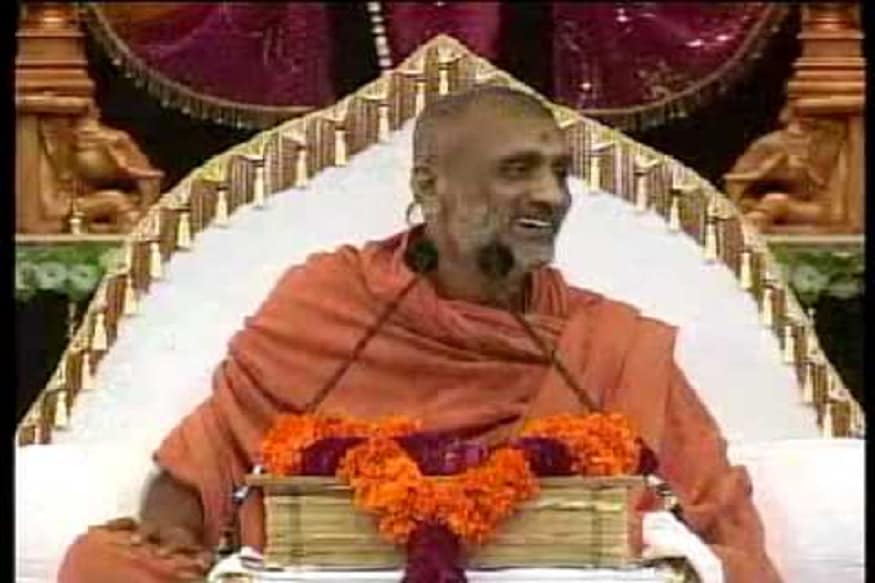 ભગવાન આખો દિવસ શું કામ (બિઝનેસ) કરે છે ? ત્રીજા પ્રશ્નનો જવાબ - સ્વામી હરિસ્વરૂપદાસજી પોતાની રમજૂ શૈલીમાં આ પ્રશ્નનો પણ જવાબ આપતા કહે છે, પંડીતજીના દીકરાએ રાજાને કહ્યું હજુ તમને ત્રીજા પ્રશ્નનો જવાબ નથી સમજાયો, રાજન જુઓ તમે જમીન પર બેઠા છો અને હું સિંહાસન પર પર છું. બસ ભગવાન આજ કામ કરે. મનુષ્યના કર્મના આધાર પર રાજાને રંક બનાવે છે અને રંકને રાજા બનાવી દે છે. રાજા તુરંત સમજી ગયા, તેમને તેમના ત્રણ પ્રશ્નોના સંતોષકારક જવાબ મળી ગયા અને પોતાની ભૂલ પણ સમજાઈ ગઈ. પંડિતજીના દીકરાએ સિંહાસન પર બેસી રાજાને કહ્યું, તમે ચિંતા ન કરશો આ સિંહાસન પરથી હું ઉભો થઈ જઈશ, અને તમને તમારી રાજગાદી સોંપી દઈશ. રાજદરબારમાં સિંહાસનનું મહત્વ હોય છે. સિંહાસન પર બેઠેલો વ્યક્તિ રાજા કહેવાય, જો પંડીતજીનો દીકરો સિંહાસન પર બેસી ઓર્ડર કરે અને રાજાને બંદી બનાવી લે તો રાજા રંક બની જાય. ભગવાન આખો દિવસ શું કામ (બિઝનેસ) કરે છે ? ત્રીજા પ્રશ્નનો જવાબ - સ્વામી હરિસ્વરૂપદાસજી પોતાની રમજૂ શૈલીમાં આ પ્રશ્નનો પણ જવાબ આપતા કહે છે, પંડીતજીના દીકરાએ રાજાને કહ્યું હજુ તમને ત્રીજા પ્રશ્નનો જવાબ નથી સમજાયો, રાજન જુઓ તમે જમીન પર બેઠા છો અને હું સિંહાસન પર પર છું. બસ ભગવાન આજ કામ કરે. મનુષ્યના કર્મના આધાર પર રાજાને રંક બનાવે છે અને રંકને રાજા બનાવી દે છે. રાજા તુરંત સમજી ગયા, તેમને તેમના ત્રણ પ્રશ્નોના સંતોષકારક જવાબ મળી ગયા અને પોતાની ભૂલ પણ સમજાઈ ગઈ. પંડિતજીના દીકરાએ સિંહાસન પર બેસી રાજાને કહ્યું, તમે ચિંતા ન કરશો આ સિંહાસન પરથી હું ઉભો થઈ જઈશ, અને તમને તમારી રાજગાદી સોંપી દઈશ. રાજદરબારમાં સિંહાસનનું મહત્વ હોય છે. સિંહાસન પર બેઠેલો વ્યક્તિ રાજા કહેવાય, જો પંડીતજીનો દીકરો સિંહાસન પર બેસી ઓર્ડર કરે અને રાજાને બંદી બનાવી લે તો રાજા રંક બની જાય.
