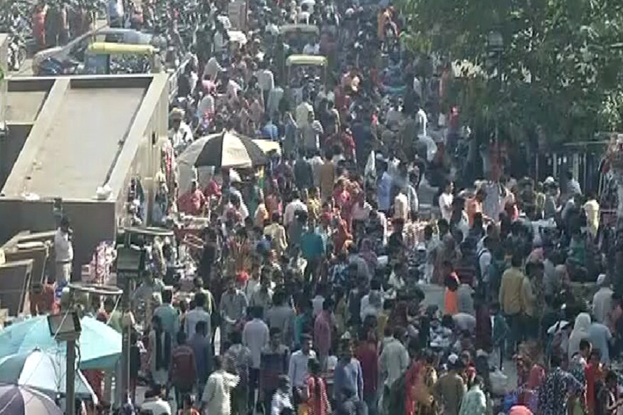 દિવાળી આવવાને હવે ત્રણ દિવસ જ બાકી છે ત્યારે અમદાવાદના જુદા જુદા બજારોમાં ખરીદી માટે લોકોની ભીડ વધવા માંડી છે દિવાળી આવવાને હવે ત્રણ દિવસ જ બાકી છે ત્યારે અમદાવાદના જુદા જુદા બજારોમાં ખરીદી માટે લોકોની ભીડ વધવા માંડી છે