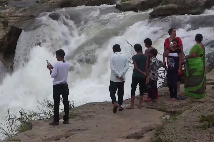 દિવાળીના તહેવાર નિમિત્તે અહીં પ્રવાસીઓ અહીં મોટી સંખ્યામાં પહોંચી રહ્યાં છે. ઝમઝીર ધોધને મોતના ધોધ તરીકે પણ ઓળખવામાં આવે છે. દિવાળીના તહેવાર નિમિત્તે અહીં પ્રવાસીઓ અહીં મોટી સંખ્યામાં પહોંચી રહ્યાં છે. ઝમઝીર ધોધને મોતના ધોધ તરીકે પણ ઓળખવામાં આવે છે.
