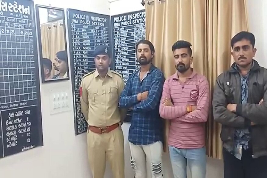 ગામની વચ્ચે જાહેરમાં આ યુવકોને માર મારતો વીડિયો પણ ઉતારવામાં આવીને વાયરલ કરાયો હતો. પોલીસે હુમલો કરનાર ચારેય સામે એસ્ટ્રોસિટી સહિતની કલમો લગાવી એફઆઈઆર નોંધવામાં આવી હતી. ડીવાયએસપી. બી. બાભણીયાએ આ અંગે નિવેદન આપતા કહ્યું કે, 'ફરાર આરોપીઓને ઝડપવા માટે પોલીસે અલગ અલગ ટીમો બનાવીને ત્રણ આરોપીઓની ધરપકડ કરી લીધી હતી. જોકે હજુ એક આરોપી ફરાર છે. જેની તપાસ પોલીસ કરી રહી છે. ગામની વચ્ચે જાહેરમાં આ યુવકોને માર મારતો વીડિયો પણ ઉતારવામાં આવીને વાયરલ કરાયો હતો. પોલીસે હુમલો કરનાર ચારેય સામે એસ્ટ્રોસિટી સહિતની કલમો લગાવી એફઆઈઆર નોંધવામાં આવી હતી. ડીવાયએસપી. બી. બાભણીયાએ આ અંગે નિવેદન આપતા કહ્યું કે, 'ફરાર આરોપીઓને ઝડપવા માટે પોલીસે અલગ અલગ ટીમો બનાવીને ત્રણ આરોપીઓની ધરપકડ કરી લીધી હતી. જોકે હજુ એક આરોપી ફરાર છે. જેની તપાસ પોલીસ કરી રહી છે.