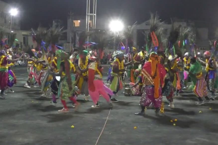 યોજાયેલી સ્પર્ધામાં 11 ઘેરિયા મંડળીઓએ ઉત્સાહભેર ભાગ લીધો હતો. જેમાં ઘેરિયાઓએ પારંપારિક અર્ધ નારેશ્વર રૂપ ધારણ કરી ઉત્સાહ સાથે ઘેર રમી હતી. જેને પરિસરમાં ઉપસ્થિત લોકોએ નિહાળવા સાથે વધાવી પણ હતી. યોજાયેલી સ્પર્ધામાં 11 ઘેરિયા મંડળીઓએ ઉત્સાહભેર ભાગ લીધો હતો. જેમાં ઘેરિયાઓએ પારંપારિક અર્ધ નારેશ્વર રૂપ ધારણ કરી ઉત્સાહ સાથે ઘેર રમી હતી. જેને પરિસરમાં ઉપસ્થિત લોકોએ નિહાળવા સાથે વધાવી પણ હતી.