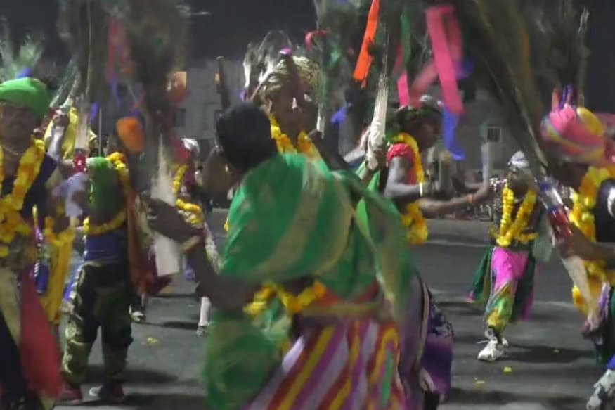 વર્ષો વિતતા અને આદિવાસી સમાજ પણ શિક્ષિત બનતા આધુનિકતાના વમળમાં આદિવાસી યુવાનો પોતાના લોક નૃત્યથી વિમુખ ન થાય એ હેતૂથી ઘેરિયા નૃત્ય સ્પર્ધાનું આયોજન વર્ષ 1991 થી નવસારીના વિનોદ દેસાઇ દ્વારા કરવામાં આવી રહ્યું છે. જેને બીલીમોરાના સોમનાથ ટ્રસ્ટ દ્વારા સહયોગ આપવામાં આવ્યો અને છેલ્લા 25 વર્ષોથી અવિરત લાભ પાચમના દિવસે બીલીમોરા શહેરના પ્રસિદ્ધ સોમનાથ મહાદેવ મંદિર પરિસરમાં ઘેરિયા નૃત્ય સ્પર્ધાનું આયોજન કરી રહ્યા છે. વર્ષો વિતતા અને આદિવાસી સમાજ પણ શિક્ષિત બનતા આધુનિકતાના વમળમાં આદિવાસી યુવાનો પોતાના લોક નૃત્યથી વિમુખ ન થાય એ હેતૂથી ઘેરિયા નૃત્ય સ્પર્ધાનું આયોજન વર્ષ 1991 થી નવસારીના વિનોદ દેસાઇ દ્વારા કરવામાં આવી રહ્યું છે. જેને બીલીમોરાના સોમનાથ ટ્રસ્ટ દ્વારા સહયોગ આપવામાં આવ્યો અને છેલ્લા 25 વર્ષોથી અવિરત લાભ પાચમના દિવસે બીલીમોરા શહેરના પ્રસિદ્ધ સોમનાથ મહાદેવ મંદિર પરિસરમાં ઘેરિયા નૃત્ય સ્પર્ધાનું આયોજન કરી રહ્યા છે.