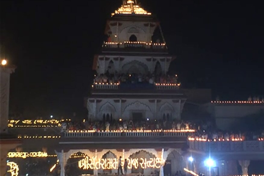 નડિયાદ સંતરામ મંદિરમાં દેવદિવાળીના મહાઉત્સવની ભાવપૂર્ણ ઉજવણી કરવામાં આવી હતી. સાંજે સંધ્યા સમયે 1.21 લાખ દીવડાની ભવ્ય રોશનીથી મંદિર પરિસર ઝળહળ્યું ત્યારે ચોમેર જય મહારાજનો નાદ ગૂંજ્યો હતો. ભવ્ય આતશબાજીએ ઉત્સવને વધુ રંગીન બનાવ્યો હતો. નડિયાદ સંતરામ મંદિરમાં દેવદિવાળીના મહાઉત્સવની ભાવપૂર્ણ ઉજવણી કરવામાં આવી હતી. સાંજે સંધ્યા સમયે 1.21 લાખ દીવડાની ભવ્ય રોશનીથી મંદિર પરિસર ઝળહળ્યું ત્યારે ચોમેર જય મહારાજનો નાદ ગૂંજ્યો હતો. ભવ્ય આતશબાજીએ ઉત્સવને વધુ રંગીન બનાવ્યો હતો.