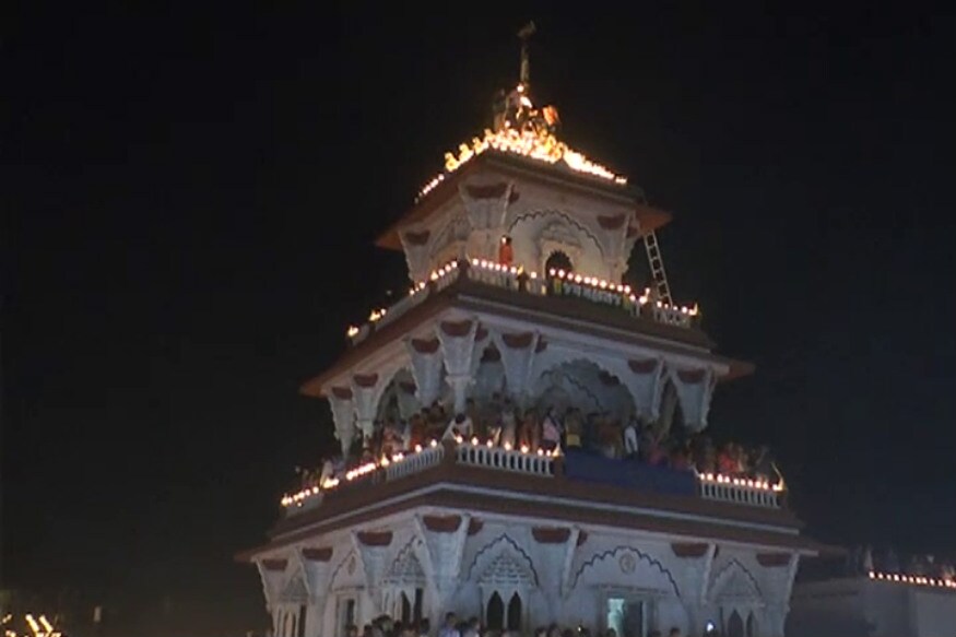 જોતજોતામાં જ ચારે બાજુ દીવડાનો ઝગમગાટ જોવા મળ્યો હતો. દીવાની રોશનીએ અદભૂત નજારો ઊભો કર્યો હતો. આ પ્રસંગે મંદિર પરિસર જય મહારાજના જયઘોષથી ગૂંજી ઉઠ્યું હતું. જોતજોતામાં જ ચારે બાજુ દીવડાનો ઝગમગાટ જોવા મળ્યો હતો. દીવાની રોશનીએ અદભૂત નજારો ઊભો કર્યો હતો. આ પ્રસંગે મંદિર પરિસર જય મહારાજના જયઘોષથી ગૂંજી ઉઠ્યું હતું.