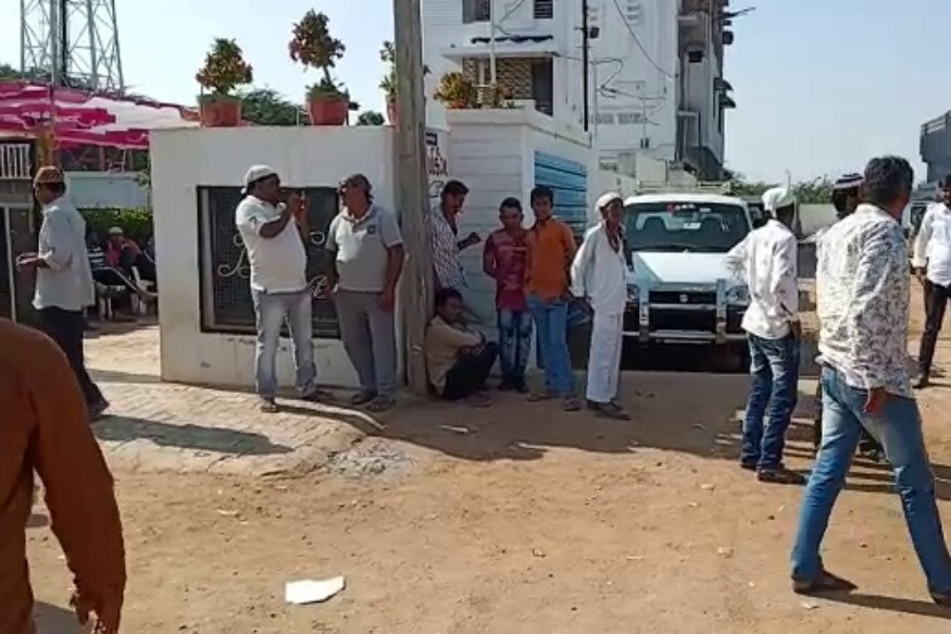 કારમાં સવાર પુત્રના લગ્ન કરાવી પરત ફરી રહેલા માતા,પિતા અને બહેન સહિત 4 લોકોના કરૂણ મોત થયા છે. જેના કારણે લગ્નનો માહોલ માતમમાં ફેરવાઈ જતા અરેરાટી વ્યાપી ગઈ છે. કારમાં સવાર પુત્રના લગ્ન કરાવી પરત ફરી રહેલા માતા,પિતા અને બહેન સહિત 4 લોકોના કરૂણ મોત થયા છે. જેના કારણે લગ્નનો માહોલ માતમમાં ફેરવાઈ જતા અરેરાટી વ્યાપી ગઈ છે.