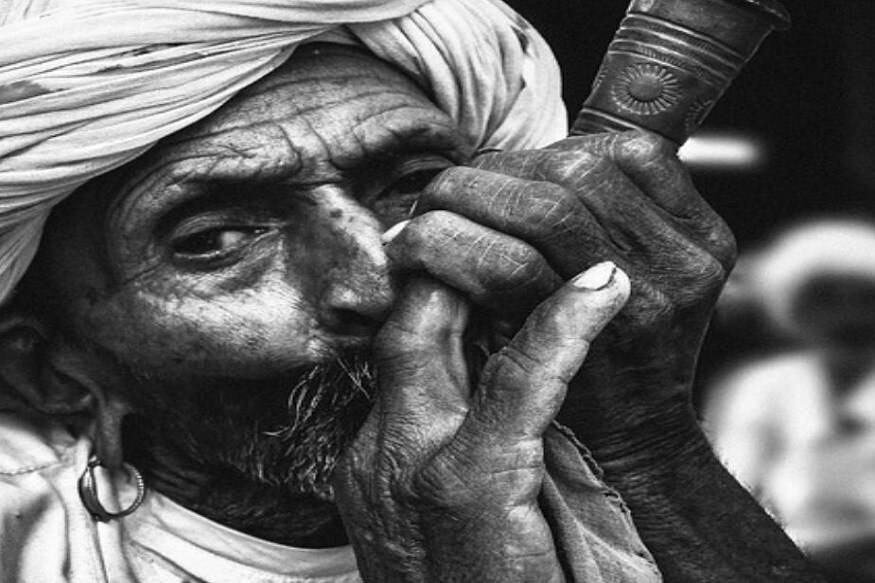 ભાંગને અંગ્રેજીમાં cannabis કહે છે, જેના ગુણ પશ્ચિમના marijuanaથી ઘણા મળતા આવે છે, જોકે, ભાંગમાં ટીએચસી એટલે કે, સાઈકો-એક્ટિવ તત્વની માત્રા ઓછી હોય છે, જેનાથી નશો થઈ જાય. ભારતમાં બ્રિટીશ રાજ પહેલા ભાંગ ખુલ્લેઆમ બજારમાં વેચાતી હતી અને શિવજીના પ્રસાદના નામ પર લોકો તેનું સેવન કરતા હતા. કોલોનિયલ ભારતમાં અંગ્રેજોએ એક કમિશન બનાવ્યું જેને લઈ ભાંગના ઉત્પાદન અને વેચાણ પર રોક લગાવી શકાય. ભાંગનું સેવન સિમીત કરવા માટે બ્રિટીશ પ્રયાસો પર લોકો ભડકી ન ઉઠે, તેના માટે 1000 બ્રિટીશ અને ભારતીય મેડિકલ પ્રેક્ટિશનરો સાથે ઈન્ટરવ્યૂ કરવામાં આવ્યું અને આનાથી થતા નુકશાન વિશે વાત કરવામાં આવી. ઘણા પ્રયાસ બાદ પણ આ આધ્યાત્મિક બૂટીના ચલણને કેવી રીતે સંપૂર્ણ રોકવું તે વિચારતી રહી. ભાંગને અંગ્રેજીમાં cannabis કહે છે, જેના ગુણ પશ્ચિમના marijuanaથી ઘણા મળતા આવે છે, જોકે, ભાંગમાં ટીએચસી એટલે કે, સાઈકો-એક્ટિવ તત્વની માત્રા ઓછી હોય છે, જેનાથી નશો થઈ જાય. ભારતમાં બ્રિટીશ રાજ પહેલા ભાંગ ખુલ્લેઆમ બજારમાં વેચાતી હતી અને શિવજીના પ્રસાદના નામ પર લોકો તેનું સેવન કરતા હતા. કોલોનિયલ ભારતમાં અંગ્રેજોએ એક કમિશન બનાવ્યું જેને લઈ ભાંગના ઉત્પાદન અને વેચાણ પર રોક લગાવી શકાય. ભાંગનું સેવન સિમીત કરવા માટે બ્રિટીશ પ્રયાસો પર લોકો ભડકી ન ઉઠે, તેના માટે 1000 બ્રિટીશ અને ભારતીય મેડિકલ પ્રેક્ટિશનરો સાથે ઈન્ટરવ્યૂ કરવામાં આવ્યું અને આનાથી થતા નુકશાન વિશે વાત કરવામાં આવી. ઘણા પ્રયાસ બાદ પણ આ આધ્યાત્મિક બૂટીના ચલણને કેવી રીતે સંપૂર્ણ રોકવું તે વિચારતી રહી.