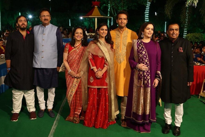 વિવેક સાથે વાતચીત બાદ વિવેક સિક્કેરાની પ્રોફાઈલ અને કામનું સેમ્પલ માંગવામાં આવ્યું અને તેમને ઓક્ટોબરમાં ઈશા અંબાણી અને આનંદ પીરામલના લગ્નનો કોન્ટ્રાક્ટ મળી ગયો. વિવેકને પ્રી-વેડિંગ વેન્યુમાં પહોંચવા સુધી એ વાતની જાણ ન હતી કે, કોના લગ્નમાં તેણે ફોટો ખેંચવાના છે. જ્યારે તેણે આ મુદ્દે પુછ્યું તો, તેને એટલું જ કહેવામાં આવ્યું કે, આ પ્રોજેક્ટ બાદ તેની જિંદગી બની જશે. વિવેક સાથે વાતચીત બાદ વિવેક સિક્કેરાની પ્રોફાઈલ અને કામનું સેમ્પલ માંગવામાં આવ્યું અને તેમને ઓક્ટોબરમાં ઈશા અંબાણી અને આનંદ પીરામલના લગ્નનો કોન્ટ્રાક્ટ મળી ગયો. વિવેકને પ્રી-વેડિંગ વેન્યુમાં પહોંચવા સુધી એ વાતની જાણ ન હતી કે, કોના લગ્નમાં તેણે ફોટો ખેંચવાના છે. જ્યારે તેણે આ મુદ્દે પુછ્યું તો, તેને એટલું જ કહેવામાં આવ્યું કે, આ પ્રોજેક્ટ બાદ તેની જિંદગી બની જશે.