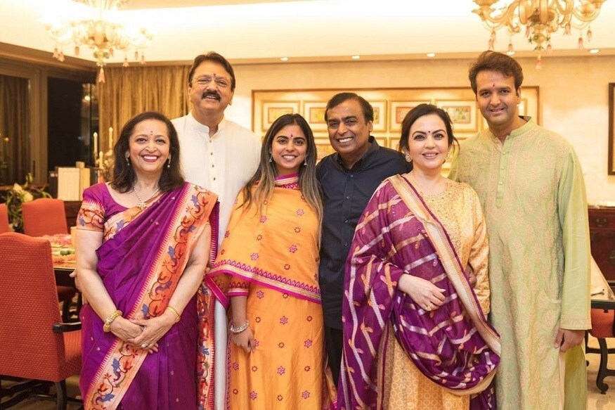 કહેવાય છે કે, જો તમે મહેનતું હોવ અને તમારી અંદર હુનર હોય તો રાતો-રાત તમારી કિસ્મત બદલાઈ શકે છે, કઈંક આવું જ થયું મેંગલોરમાં રહેતા એક ફોટોગ્રાફર વિવેક સિક્કેરા સાથે. વિવેક સિક્કેરા તે ફોટોગ્રાફર છે જેમણે ઈશા અંબાણી અને આનંદ પીરામલના લગ્નને કવર કર્યું અને તેણે આ ઈવેન્ટમાં 1 લાખ 20 હજાર ફોટો ખેચ્યા. કહેવાય છે કે, જો તમે મહેનતું હોવ અને તમારી અંદર હુનર હોય તો રાતો-રાત તમારી કિસ્મત બદલાઈ શકે છે, કઈંક આવું જ થયું મેંગલોરમાં રહેતા એક ફોટોગ્રાફર વિવેક સિક્કેરા સાથે. વિવેક સિક્કેરા તે ફોટોગ્રાફર છે જેમણે ઈશા અંબાણી અને આનંદ પીરામલના લગ્નને કવર કર્યું અને તેણે આ ઈવેન્ટમાં 1 લાખ 20 હજાર ફોટો ખેચ્યા.