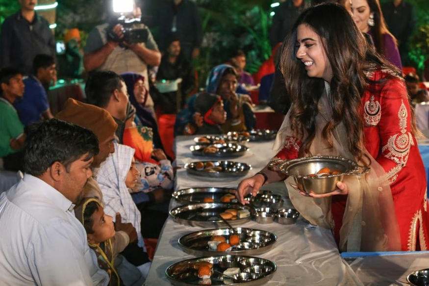 સંગીત સંધ્યામાં બોલિવૂડના ટોચના કલાકારો શાહરૂખ ખાન, આમીર ખાન, ઐશ્વર્યા બચ્ચન, અભિષેક બચ્ચન તથા અંબાણી પરિવારના સભ્યોએ પણ નૃત્ય-ગીતોની મજા માણી હતી. સંગીત સંધ્યામાં બોલિવૂડના ટોચના કલાકારો શાહરૂખ ખાન, આમીર ખાન, ઐશ્વર્યા બચ્ચન, અભિષેક બચ્ચન તથા અંબાણી પરિવારના સભ્યોએ પણ નૃત્ય-ગીતોની મજા માણી હતી.