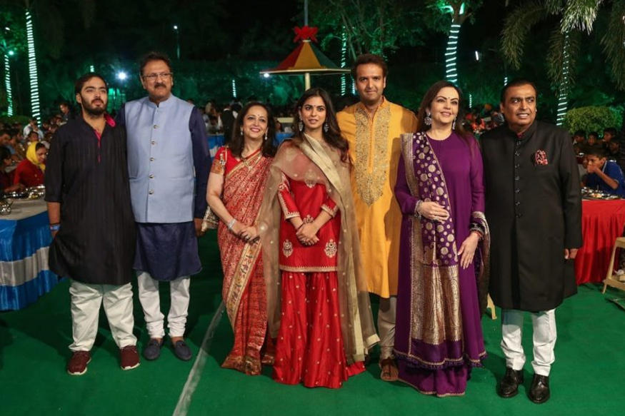 આજે એટલે 12 ડિસેમ્બરનાં રોજ દિગ્ગજ બિઝનેસમેન મુકેશ અંબાણીની પુત્રી ઈશાના ધામધુમથી લગ્ન થવાના છે. આતુરતા પુર્વક આ સમારોહની રાહ જોવાઈ રહી છે. જે માટે મુંબઇનાં નિવાસ સ્થાન એટલે એન્ટિલિયાને દુલ્હનની જેમ સજાવવામાં આવ્યું છે. આજે એટલે 12 ડિસેમ્બરનાં રોજ દિગ્ગજ બિઝનેસમેન મુકેશ અંબાણીની પુત્રી ઈશાના ધામધુમથી લગ્ન થવાના છે. આતુરતા પુર્વક આ સમારોહની રાહ જોવાઈ રહી છે. જે માટે મુંબઇનાં નિવાસ સ્થાન એટલે એન્ટિલિયાને દુલ્હનની જેમ સજાવવામાં આવ્યું છે.