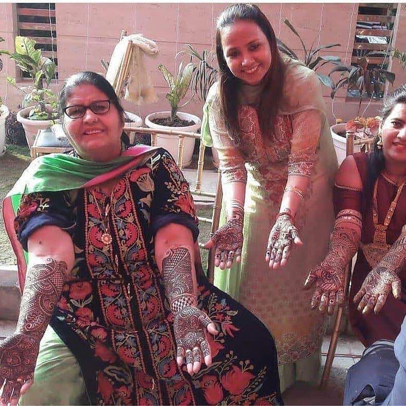 નોંધનીય છે કે ડિપ્રેશનમાંથી બહાર આવી ફરી એક વાર ટીવી પડદે વાપસી કરી રહ્યો છે. તે પોતાનો વજન ઘટાવડવા માટે જિમમાં પરસેવો પાડી રહ્યો છે. દિવાળી પર તે પોતાના શોની ધમાકેદાર વાપસી કરવા જઈ રહ્યો છે. એવામાં કપિલ શર્માના ફેન્સ માટે વધુ એક ખુશખબરી છે. પ્રોફેશનલ સાથે તેઓ પર્સનલ લાઈફને પણ આગળ વધારી રહ્યો છે. નોંધનીય છે કે ડિપ્રેશનમાંથી બહાર આવી ફરી એક વાર ટીવી પડદે વાપસી કરી રહ્યો છે. તે પોતાનો વજન ઘટાવડવા માટે જિમમાં પરસેવો પાડી રહ્યો છે. દિવાળી પર તે પોતાના શોની ધમાકેદાર વાપસી કરવા જઈ રહ્યો છે. એવામાં કપિલ શર્માના ફેન્સ માટે વધુ એક ખુશખબરી છે. પ્રોફેશનલ સાથે તેઓ પર્સનલ લાઈફને પણ આગળ વધારી રહ્યો છે.