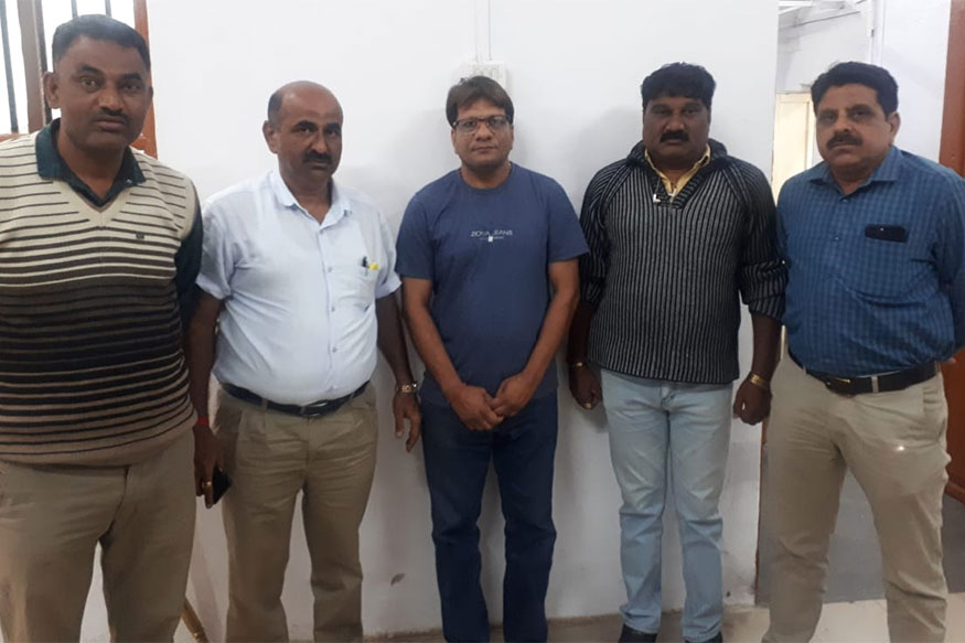 કેવી રીતે મળી આવ્યા? : મિતલ સરૈયા વડોદરાથી દમણ હોવાની માહિતી મળ્યા બાદ ક્રાઇમ બ્રાંચે એક ટીમ દમણ મોકલી આપી હતી. ક્રાઇમ બ્રાંચને બાતમી મળી હતી કે એનઆરઆઈ દમણમાં ફરી રહ્યા છે, તેમજ અહીંની હોટલોમાં રોકાયા છે. મિતલ સરૈયા પૂર્વ ક્રિકેટર હોવાથી તેમણે તેના એક ક્રિકેટર મિત્રનો પણ સંપર્ક કર્યો હતો. કેવી રીતે મળી આવ્યા? : મિતલ સરૈયા વડોદરાથી દમણ હોવાની માહિતી મળ્યા બાદ ક્રાઇમ બ્રાંચે એક ટીમ દમણ મોકલી આપી હતી. ક્રાઇમ બ્રાંચને બાતમી મળી હતી કે એનઆરઆઈ દમણમાં ફરી રહ્યા છે, તેમજ અહીંની હોટલોમાં રોકાયા છે. મિતલ સરૈયા પૂર્વ ક્રિકેટર હોવાથી તેમણે તેના એક ક્રિકેટર મિત્રનો પણ સંપર્ક કર્યો હતો.