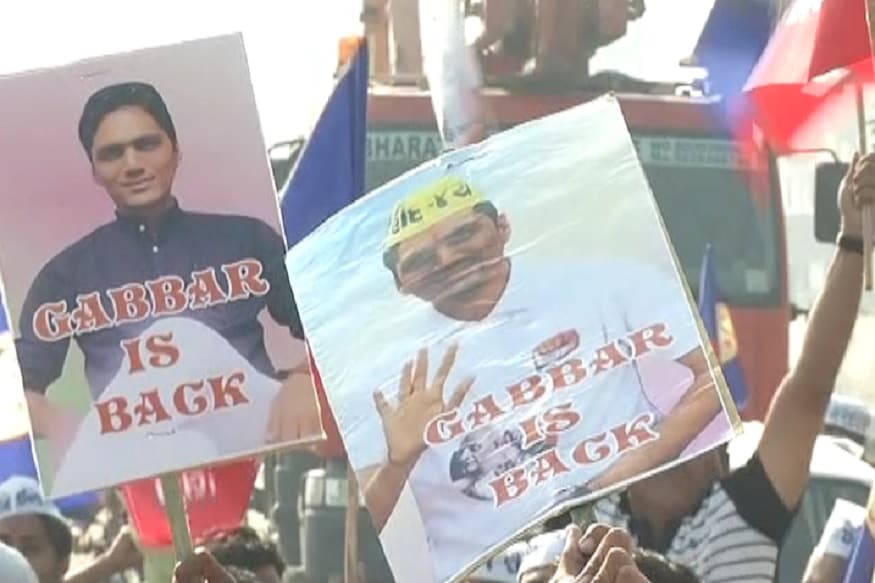 અલ્પેશ કથીરિયા, હાર્દિક પટેલ અને ધાર્મિક માલવિયા કાર પર સવાર થઈ લોકોનું અભિવાદન ઝીલ્યું હતું. ગબ્બર ઈઝ બેકનાં પોસ્ટરો સાથે પાટીદારોએ જય સરદાર, જય પાટીદારના નારા લગાવ્યાં હતાં. અલ્પેશ કથીરિયા, હાર્દિક પટેલ અને ધાર્મિક માલવિયા કાર પર સવાર થઈ લોકોનું અભિવાદન ઝીલ્યું હતું. ગબ્બર ઈઝ બેકનાં પોસ્ટરો સાથે પાટીદારોએ જય સરદાર, જય પાટીદારના નારા લગાવ્યાં હતાં.