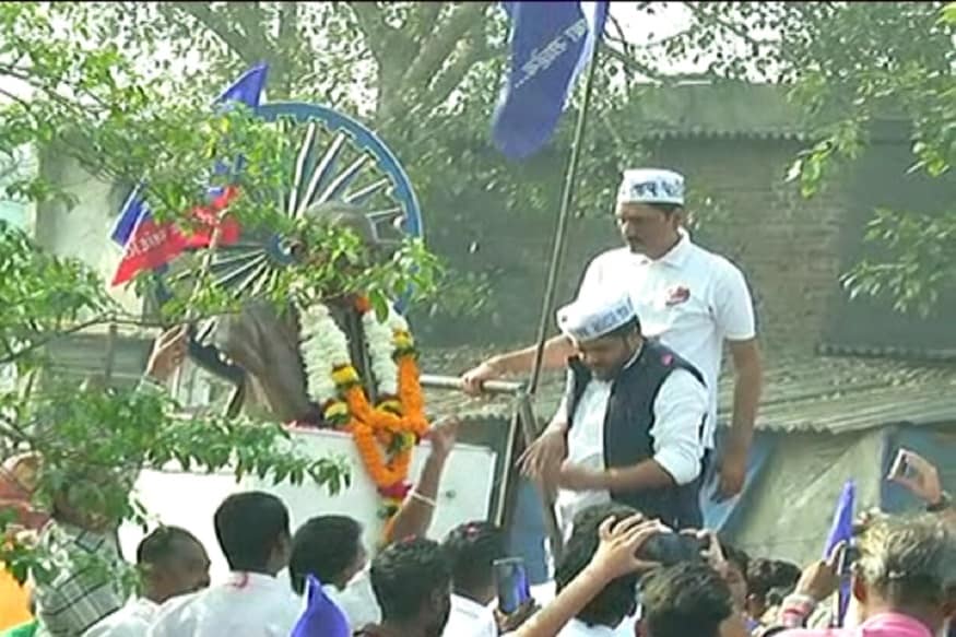 ઉધના દરવાજાથી સંકલ્પ યાત્રાની શરૂઆત કરવામાં આવી છે. જેમાં મોટી સંખ્યામાં બાઈક અને કાર લઈને પાટીદારો જોડાયા છે. હાર્દિક પટેલ અને અલ્પેશે સરદાર પટેલ અને બાબાસાહેબ આંબેડકરની પ્રતિમાને પુષ્પાંજલી અર્પી હતી. ઉધના દરવાજાથી સંકલ્પ યાત્રાની શરૂઆત કરવામાં આવી છે. જેમાં મોટી સંખ્યામાં બાઈક અને કાર લઈને પાટીદારો જોડાયા છે. હાર્દિક પટેલ અને અલ્પેશે સરદાર પટેલ અને બાબાસાહેબ આંબેડકરની પ્રતિમાને પુષ્પાંજલી અર્પી હતી.