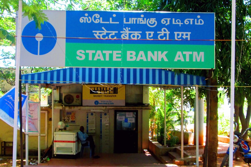 દેશની સૌથી મોટી સરકારી બેન્ક SBI પોતાની એક અન્ય સર્વિસ બંધ કરવા જઈ રહી છે. જો તમારૂ એકાઉન્ટ એસબીઆઈમાં છે તો તમારા પણ આની અસર થશે. કારણ કે 12 ડિસેમ્બરથી એસબીઆઈ જુના ચેક સ્વીકાર નહી કરે. એટલે કે, તમારી પાસે રહેલી ચેકબુક બેકાર થઈ જશે. જો તમે પણ ચેકથી લેવડ દેવડ કરો છો તો, 12 ડિસેમ્બર પહેલા આને બદલાવી લો. દેશની સૌથી મોટી સરકારી બેન્ક SBI પોતાની એક અન્ય સર્વિસ બંધ કરવા જઈ રહી છે. જો તમારૂ એકાઉન્ટ એસબીઆઈમાં છે તો તમારા પણ આની અસર થશે. કારણ કે 12 ડિસેમ્બરથી એસબીઆઈ જુના ચેક સ્વીકાર નહી કરે. એટલે કે, તમારી પાસે રહેલી ચેકબુક બેકાર થઈ જશે. જો તમે પણ ચેકથી લેવડ દેવડ કરો છો તો, 12 ડિસેમ્બર પહેલા આને બદલાવી લો.