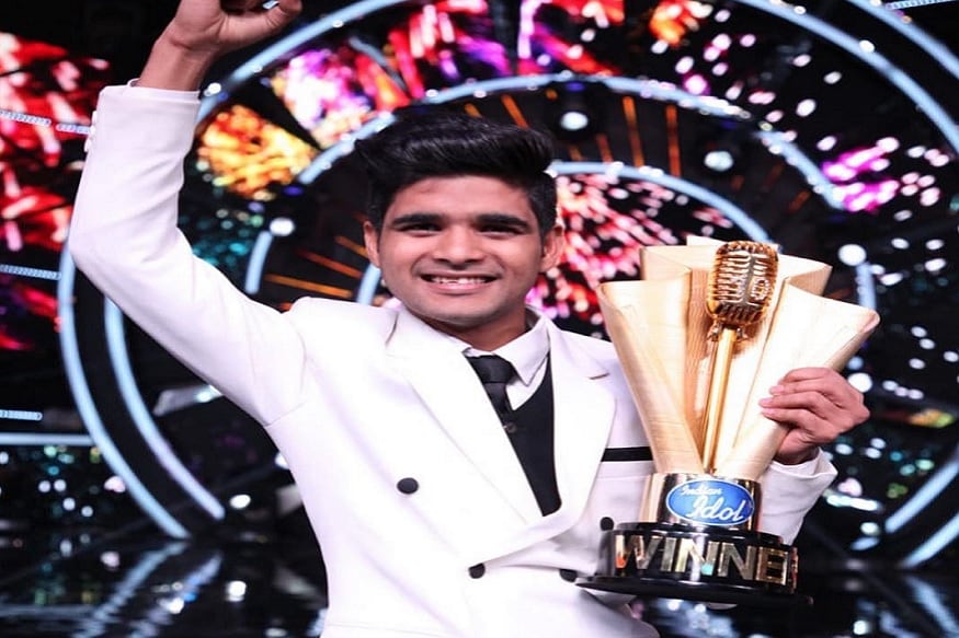 સુરોનાં સંગ્રામ Indian Idol10નો ખિતાબ સલમાન અલીએ જીતી લીધો છે. અંકુશ ભારદ્વાજ અને સલમાન અલી ટોપ 2 કન્ટેસ્ટંટ હતા બાદમાં સલમાન અંકુશ પર ભારે પડી ગયો અને તેણે શો જીતી ગયો. તેની આ જીત જીવન બદલનારી છે. હરિયાણાનો રહેવાસી છે સલમાન અલી. સુરોનાં સંગ્રામ Indian Idol10નો ખિતાબ સલમાન અલીએ જીતી લીધો છે. અંકુશ ભારદ્વાજ અને સલમાન અલી ટોપ 2 કન્ટેસ્ટંટ હતા બાદમાં સલમાન અંકુશ પર ભારે પડી ગયો અને તેણે શો જીતી ગયો. તેની આ જીત જીવન બદલનારી છે. હરિયાણાનો રહેવાસી છે સલમાન અલી.