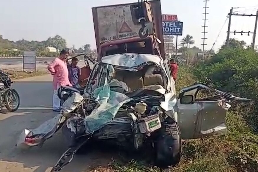 વલસાડ પાસે આજે સવારે થયેલા ગમખ્વાર અકસ્માતમાં ચાર લોકોનાં મોત થયા છે. આ ઘટનામાં બે લોકો ઈજાગ્રસ્ત થયા છે, જેમને સારવાર માટે હોસ્પિટલમાં ખસેડવામાં આવ્યા છે. તમામ મૃતકો એક જ પરિવારના હોવાની માહિતી સામે આવી છે. અકસ્માતનો ભોગ બનેલો પરિવાર લગ્ન કરીને પરત ફરી રહ્યો હતો. અકસ્માતમાં કન્યાનું મોત થયું છે, જ્યારે વરરાજા ગંભીર રીતે ઘાયલ થયો છે. અકસ્માતમાં એક જ પરિવારના ચાર લોકોનાં મોત થતાં આનંદનો ઉત્સવ માતમમાં ફેરવાઈ ગયો છે. (સ્ટોરીઃ ભરત પટલે, વલસાડ) વલસાડ પાસે આજે સવારે થયેલા ગમખ્વાર અકસ્માતમાં ચાર લોકોનાં મોત થયા છે. આ ઘટનામાં બે લોકો ઈજાગ્રસ્ત થયા છે, જેમને સારવાર માટે હોસ્પિટલમાં ખસેડવામાં આવ્યા છે. તમામ મૃતકો એક જ પરિવારના હોવાની માહિતી સામે આવી છે. અકસ્માતનો ભોગ બનેલો પરિવાર લગ્ન કરીને પરત ફરી રહ્યો હતો. અકસ્માતમાં કન્યાનું મોત થયું છે, જ્યારે વરરાજા ગંભીર રીતે ઘાયલ થયો છે. અકસ્માતમાં એક જ પરિવારના ચાર લોકોનાં મોત થતાં આનંદનો ઉત્સવ માતમમાં ફેરવાઈ ગયો છે. (સ્ટોરીઃ ભરત પટલે, વલસાડ)