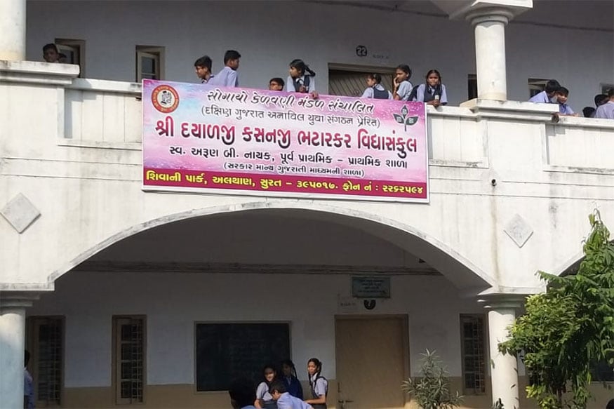 અલથાણાની સ્કૂલમાં આવ્યો હતો યશપાલસિંહઃ પેપર લીક કાંડનો કથિત મુખ્ય આરોપી યશપાલ પોતે પણ પરીક્ષાર્થી હતો. યશપાલ સુરતની અલથાણાની શિવાજી પાર્ક ખાતે આવેલી શ્રી દયાળજી કસનજી ભટારકર વિદ્યાસંકુલ ખાતે પરીક્ષા આપવા માટે પહોંચ્યો હતો. અલથાણાની સ્કૂલમાં આવ્યો હતો યશપાલસિંહઃ પેપર લીક કાંડનો કથિત મુખ્ય આરોપી યશપાલ પોતે પણ પરીક્ષાર્થી હતો. યશપાલ સુરતની અલથાણાની શિવાજી પાર્ક ખાતે આવેલી શ્રી દયાળજી કસનજી ભટારકર વિદ્યાસંકુલ ખાતે પરીક્ષા આપવા માટે પહોંચ્યો હતો.