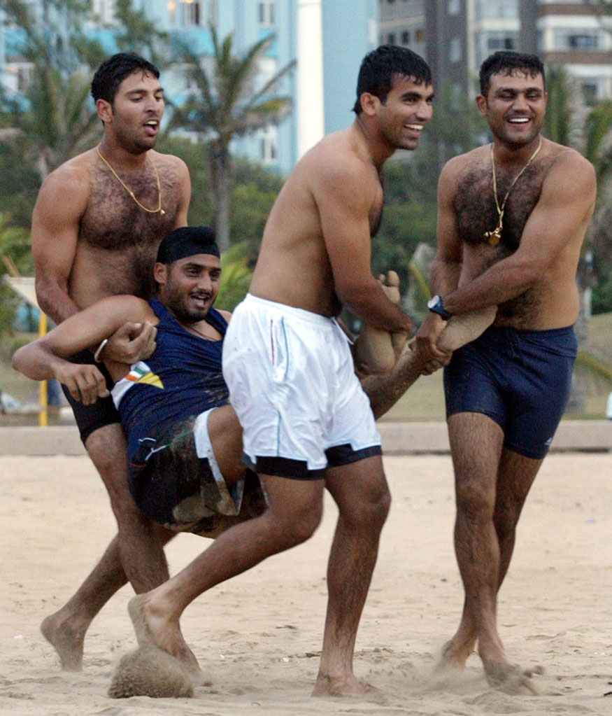 2000માં વનડેથી અને 2003માં તેમણે પ્રથમ ટેસ્ટ મેચ રમ્યા હતા. કુચ-બિહાર ટ્રોફીની ફાઇનલમાં બિહાર U-19 સામે તેમણે 358 રન ફટકાર્યાં હતા 2000માં વનડેથી અને 2003માં તેમણે પ્રથમ ટેસ્ટ મેચ રમ્યા હતા. કુચ-બિહાર ટ્રોફીની ફાઇનલમાં બિહાર U-19 સામે તેમણે 358 રન ફટકાર્યાં હતા