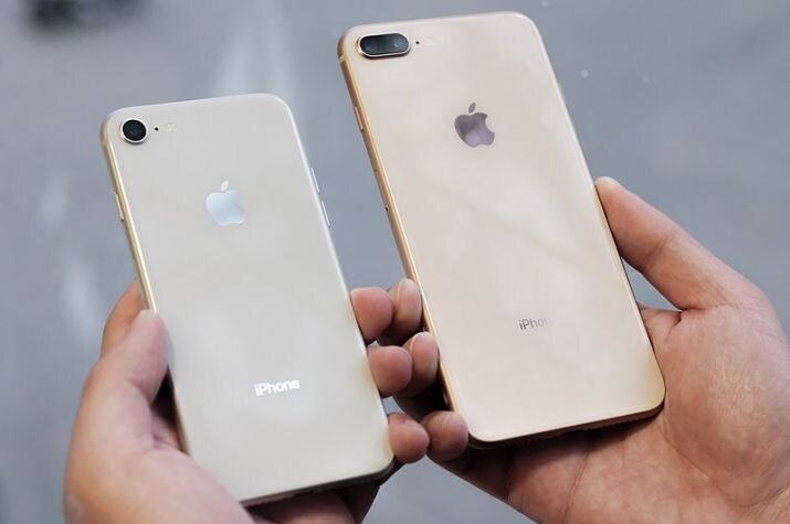 iPhone 8 Plus: આ ફોનના 64 જીબી સ્ટોરેજ વેરિયન્ટને 12,561 રુપિયાના ડિસ્કાઉન્ટ સાથે ખરીદી શકાય છે. ડિસ્કાઉન્ટ પછી તે 64,999 રૂપિયામાં ખરીદી શકાય છે. તે જ સમયે, તેની 256 જીબી સ્ટોરેજ વેરિઅન્ટની કિંમત 11,111 રૂપિયાન ડિસ્કાઉન્ટ સાથે 79,999 રુપિયામાં ખરીદી શકાય છે. iPhone 8 Plus: આ ફોનના 64 જીબી સ્ટોરેજ વેરિયન્ટને 12,561 રુપિયાના ડિસ્કાઉન્ટ સાથે ખરીદી શકાય છે. ડિસ્કાઉન્ટ પછી તે 64,999 રૂપિયામાં ખરીદી શકાય છે. તે જ સમયે, તેની 256 જીબી સ્ટોરેજ વેરિઅન્ટની કિંમત 11,111 રૂપિયાન ડિસ્કાઉન્ટ સાથે 79,999 રુપિયામાં ખરીદી શકાય છે.
