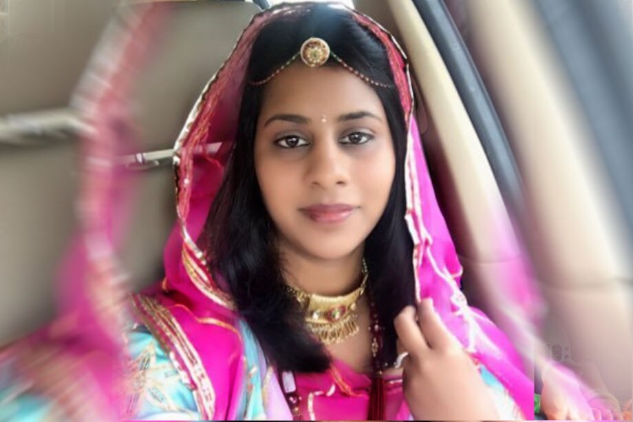 પંજાબ યૂનિવર્સિટીથી એમફિલની ડિગ્રી લેનાર કામિની જિંદલ પાસે બીએમડબલ્યુ કાર, લાખોની ઘડીયાળ, કરોડોની સંપત્તિની સાથે રાજસ્થાનની સૌથી યુવા એમએલએ હોવાનો રેકોર્ડ પણ છે. 2013માં રાજસ્થાનની વિધાનસભાની ચૂંટણીમાં પહોંચનાર સૌથી યુવા એમએલએ બનવાની સાથે સૌથી અમીર ધારાસભ્યનો રેકોર્ડ પણ શ્રીગંગાનગરની એમએલએ કામિની પાસે છે. છેલ્લા પાંચ વર્ષમાં કામિનીની સંપત્તિમાં 90 કરોડનો વધારો થયો છે. તે આ વખતે પણ રાજસ્થાનમાં સૌથી વધારે અમીર ઉમેદવાર છે. પંજાબ યૂનિવર્સિટીથી એમફિલની ડિગ્રી લેનાર કામિની જિંદલ પાસે બીએમડબલ્યુ કાર, લાખોની ઘડીયાળ, કરોડોની સંપત્તિની સાથે રાજસ્થાનની સૌથી યુવા એમએલએ હોવાનો રેકોર્ડ પણ છે. 2013માં રાજસ્થાનની વિધાનસભાની ચૂંટણીમાં પહોંચનાર સૌથી યુવા એમએલએ બનવાની સાથે સૌથી અમીર ધારાસભ્યનો રેકોર્ડ પણ શ્રીગંગાનગરની એમએલએ કામિની પાસે છે. છેલ્લા પાંચ વર્ષમાં કામિનીની સંપત્તિમાં 90 કરોડનો વધારો થયો છે. તે આ વખતે પણ રાજસ્થાનમાં સૌથી વધારે અમીર ઉમેદવાર છે.