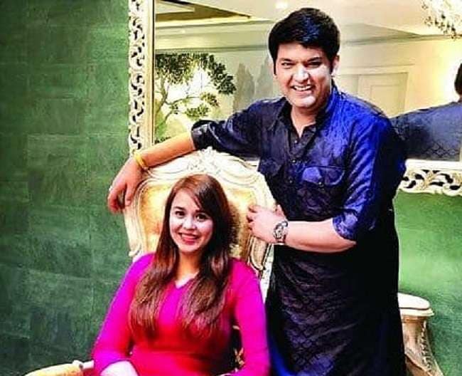 ગિન્ની ચતરથના ઘરે રવિવારે સાંજે મહેંદી સેરેમની ધામધૂમથઈ થઈ. સાંજે 6 કલાકે શરૂ થયેલી સેરેમનીમાં યેલો ધોતી સૂટમાં તૈયાર ગિન્નીએ કપિલના હાથની મહેંદી મુકાવી હતી. ગિન્ની ચતરથના ઘરે રવિવારે સાંજે મહેંદી સેરેમની ધામધૂમથઈ થઈ. સાંજે 6 કલાકે શરૂ થયેલી સેરેમનીમાં યેલો ધોતી સૂટમાં તૈયાર ગિન્નીએ કપિલના હાથની મહેંદી મુકાવી હતી.