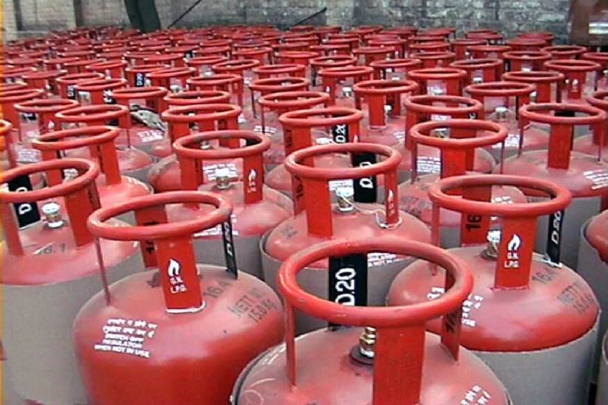 LPG સિલિન્ડરના ભાવમાં ફેરફાર : ગત 01 ઓક્ટોબરના રોજ એલપીજી સિલિન્ડર (LPG Cylinder) એટલે કે રાંધણ ગેસની કિંમતમાં વધારો થયો હતો. આ સતત બીજો મહિનો હતો જ્યારે એલપીજીની કિંમતમાં વધારો થયો હતો. ઓક્ટોબરમાં સબસીડી વગરના ગેસની બોટલની કિંમતમાં 15 રૂપિયાનો વધારો થયો હતો. એવામાં એવી આશા રાખવામાં આવી રહી છે કે નવેમ્બરમાં રાંધણ ગેસની કિંમતમાં ઘટાડો થશે. LPG સિલિન્ડરના ભાવમાં ફેરફાર : ગત 01 ઓક્ટોબરના રોજ એલપીજી સિલિન્ડર (LPG Cylinder) એટલે કે રાંધણ ગેસની કિંમતમાં વધારો થયો હતો. આ સતત બીજો મહિનો હતો જ્યારે એલપીજીની કિંમતમાં વધારો થયો હતો. ઓક્ટોબરમાં સબસીડી વગરના ગેસની બોટલની કિંમતમાં 15 રૂપિયાનો વધારો થયો હતો. એવામાં એવી આશા રાખવામાં આવી રહી છે કે નવેમ્બરમાં રાંધણ ગેસની કિંમતમાં ઘટાડો થશે.