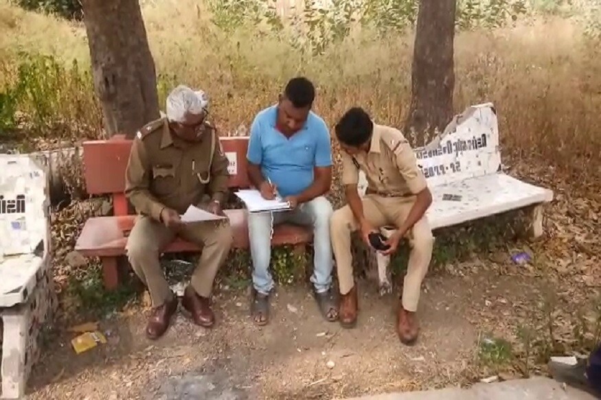 અજાણ્યા પુરુષની આત્મહત્યા અંગે જાણ થતાં જ હાલોલ ટાઉન પોલીસની ટીમ સ્થળ ઉપર પહોંચીને આગળની કાર્યવાહી હાથધરી હતી. અજાણ્યા પુરુષની આત્મહત્યા અંગે જાણ થતાં જ હાલોલ ટાઉન પોલીસની ટીમ સ્થળ ઉપર પહોંચીને આગળની કાર્યવાહી હાથધરી હતી.