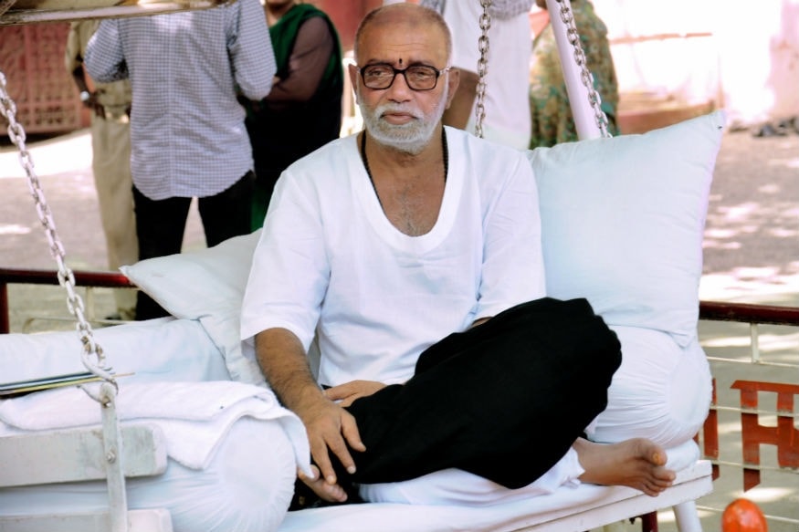 મોરારિ બાપુ દેશના પ્રસિદ્ધ કથા-વાચકોમાંથી એક છે. અવાર-નવાર દેશ-વિદેશમાં તે કથાઓ કરતા હોય છે. આજ રીતે એક દિવસ તે કથા કરવા મુંબઈ પહોંચ્યા હતા. કથા કહ્યા બાદ મોરારિ બાપુ ફરતા-ફરતા મુંબઈના પ્રખ્યાત રેડ લાઈટ એરીયા કમાઠીપુરામાં પહોંચ્યા. તેમને આ વિસ્તારમાં જોઈ લોકો આશ્ચર્યમાં પડી ગયા, પરંતુ કમાઠીપુરા પહોંચેલા મોરારિ બાપુએ ત્યાં રહેતી કેટલીએ સેક્સ વર્ક્સને મળ્યા અને વાતચીત કરી. સાથે તે સેક્સ વર્કર્સના ઘરે પણ ગયા. મોરારિ બાપુ દેશના પ્રસિદ્ધ કથા-વાચકોમાંથી એક છે. અવાર-નવાર દેશ-વિદેશમાં તે કથાઓ કરતા હોય છે. આજ રીતે એક દિવસ તે કથા કરવા મુંબઈ પહોંચ્યા હતા. કથા કહ્યા બાદ મોરારિ બાપુ ફરતા-ફરતા મુંબઈના પ્રખ્યાત રેડ લાઈટ એરીયા કમાઠીપુરામાં પહોંચ્યા. તેમને આ વિસ્તારમાં જોઈ લોકો આશ્ચર્યમાં પડી ગયા, પરંતુ કમાઠીપુરા પહોંચેલા મોરારિ બાપુએ ત્યાં રહેતી કેટલીએ સેક્સ વર્ક્સને મળ્યા અને વાતચીત કરી. સાથે તે સેક્સ વર્કર્સના ઘરે પણ ગયા.