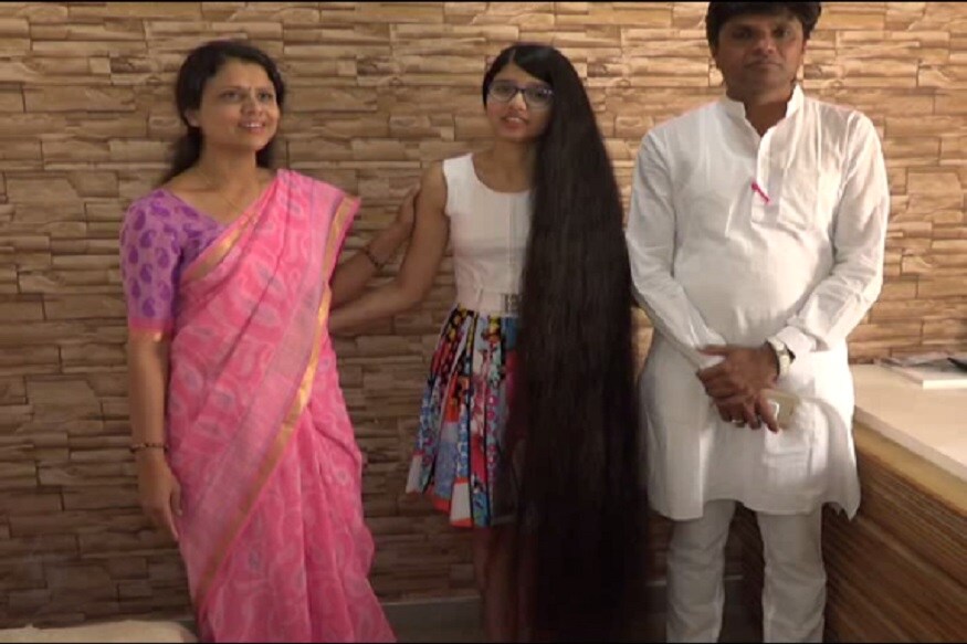 નિલાંશીને નાનપણથી જ વાળ લાંબા રાખવાનો શોખ હતો. અનેહાલ તેના વાળની લંબાઇ 170.05 સેમી (5 ફૂટ 7 ઇંચ) જેટલી હતી. જેને સમગ્ર વિશ્વમાં રેકોર્ડ સ્થાપી ગિનિસ બુકમાં સ્થાને મેળવ્યું હતું. નિલાંશીને નાનપણથી જ વાળ લાંબા રાખવાનો શોખ હતો. અનેહાલ તેના વાળની લંબાઇ 170.05 સેમી (5 ફૂટ 7 ઇંચ) જેટલી હતી. જેને સમગ્ર વિશ્વમાં રેકોર્ડ સ્થાપી ગિનિસ બુકમાં સ્થાને મેળવ્યું હતું.