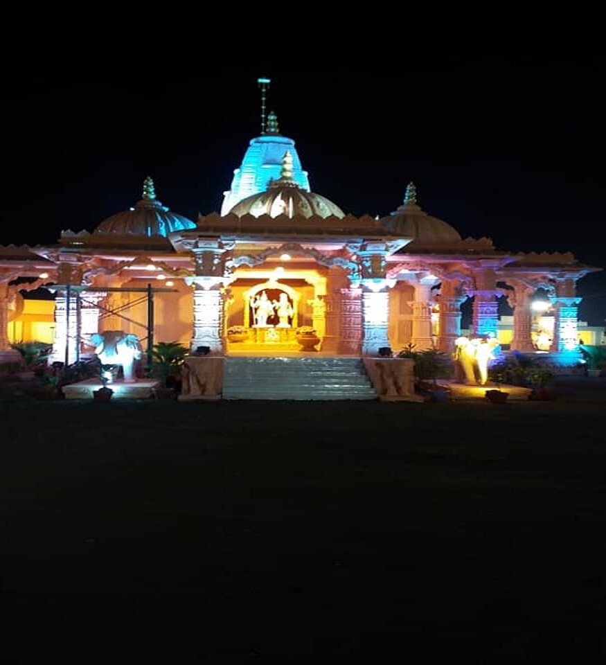 રાજકોટના આંગણે એક નવો ઈતિહાસ રચાશે. પ્રમુખસ્વામી મહારાજના 99માં જન્મોત્સવ અવસર, સ્વામિનારાયણ નગરમાં 500 એકર જગ્યામાં આજથી ભક્તોના ઘોડાપૂર વચ્ચે 11 દિવસ સુધી આ ધાર્મિક મહોત્સવ ધમધમશે. આજે સવારે 7:30 વાગ્યે મહતસ્વામી મહારાજ અને મુખ્યમંત્રી વિજય રૂપાણી શાસ્ત્રોકવિધી સાથે મુખ્ય પ્રવેશદ્વાર ખુલ્લું મૂકી મહોત્સવનો પ્રારંભ કરાવશે. મહંતસ્વામીની સાથે મુખ્યમંત્રી મુખ્ય મંદિરના દર્શન કરો. બાદમાં અલગ-અલગ પ્રદર્શન નિહાળી શકાશે. રાજકોટના આંગણે એક નવો ઈતિહાસ રચાશે. પ્રમુખસ્વામી મહારાજના 99માં જન્મોત્સવ અવસર, સ્વામિનારાયણ નગરમાં 500 એકર જગ્યામાં આજથી ભક્તોના ઘોડાપૂર વચ્ચે 11 દિવસ સુધી આ ધાર્મિક મહોત્સવ ધમધમશે. આજે સવારે 7:30 વાગ્યે મહતસ્વામી મહારાજ અને મુખ્યમંત્રી વિજય રૂપાણી શાસ્ત્રોકવિધી સાથે મુખ્ય પ્રવેશદ્વાર ખુલ્લું મૂકી મહોત્સવનો પ્રારંભ કરાવશે. મહંતસ્વામીની સાથે મુખ્યમંત્રી મુખ્ય મંદિરના દર્શન કરો. બાદમાં અલગ-અલગ પ્રદર્શન નિહાળી શકાશે.