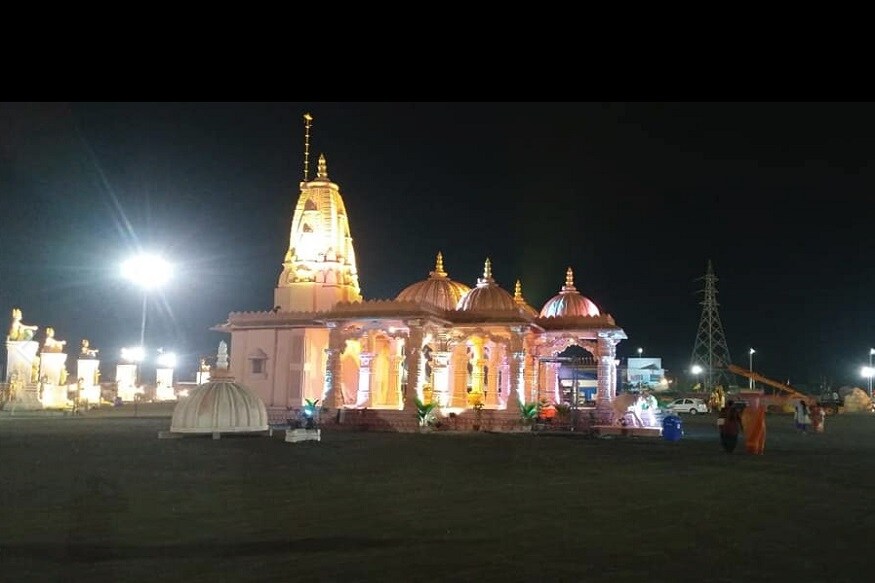 11 દિવસ સુધી ચાલનાર આ મહોત્સવમાં 22 હજારથી વધુ સેવકો ખડેપગે રહી સેવા આપી રહ્યા છે. 5 જેટલા પ્રદર્શન ખંડ ઉભા કરવામાં આવ્યા છે. જેમાં 600થી વધુ સંતો પણ વિવિધ વિભાગની જવાબદારી સંભાળી રહ્યાં છે. મહેત્સવમાં દરરોજ સવારે નાના બાળકો તેમજ વિદ્યાર્થી અને બપોરે 2 વાગ્યાથી તમામ લોકો લાભ લઈ શકશે, જેમાં તમામ ભાવિકો માટે મહાપ્રસાદની વ્યવસ્થા કરવામાં આવી છે. 11 દિવસ સુધી ચાલનાર આ મહોત્સવમાં 22 હજારથી વધુ સેવકો ખડેપગે રહી સેવા આપી રહ્યા છે. 5 જેટલા પ્રદર્શન ખંડ ઉભા કરવામાં આવ્યા છે. જેમાં 600થી વધુ સંતો પણ વિવિધ વિભાગની જવાબદારી સંભાળી રહ્યાં છે. મહેત્સવમાં દરરોજ સવારે નાના બાળકો તેમજ વિદ્યાર્થી અને બપોરે 2 વાગ્યાથી તમામ લોકો લાભ લઈ શકશે, જેમાં તમામ ભાવિકો માટે મહાપ્રસાદની વ્યવસ્થા કરવામાં આવી છે.