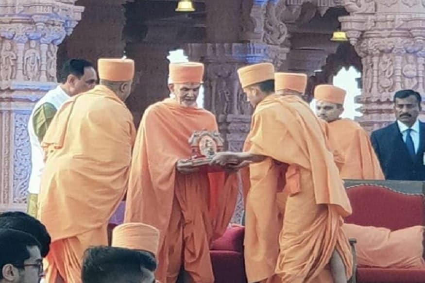 પરમ પૂજ્ય પ્રમુખસ્વામી મહારાજના ૭૪માં જન્મોત્સવની આજથી શરૂઆત થઈ ગઈ છે. પૂજ્ય પ્રમુખસ્વામી મહારાજનો ૯૮મો જન્મોત્સવ નિમિતે અનેક રાજકીય મહાનુભાવો ઉપસ્થિત રહેશે. જેમાં મુખ્યમંત્રી વિજયભાઈ રૂપાણીની ઉપસ્થિતિમાં આ મહોત્સવનો પ્રારંભ થયો છે. આ ઉપરાંત 11 દિવસ ચાલનારા આ જન્મોત્સવ કાર્યક્રમમાં નાયબ મુખ્યમંત્રી નીતિનભાઈ પટેલ, ભાજપના રાષ્ટ્રીય અધ્યક્ષ અમિતભાઈ શાહ, કર્ણાટકના રાજ્યપાલ વજુભાઈ વાળા, મધ્યપ્રદેશના રાજ્યપાલ આનંદીબેન પટેલ સહિત અનેક મહાનુભાવો આ મહોત્સવમાં ઉપસ્થિત રહેશે. રાજકોટના સ્વામિનારાયણ નગરમાં આવતીકાલે સાંજે એક વિરાટ મહિલા સંમેલન મળશે. જેમાં મધ્યપ્રદેશના રાજ્યપાલ આનંદીબેન પટેલ પણ હાજર રહેશે. પરમ પૂજ્ય પ્રમુખસ્વામી મહારાજના ૭૪માં જન્મોત્સવની આજથી શરૂઆત થઈ ગઈ છે. પૂજ્ય પ્રમુખસ્વામી મહારાજનો ૯૮મો જન્મોત્સવ નિમિતે અનેક રાજકીય મહાનુભાવો ઉપસ્થિત રહેશે. જેમાં મુખ્યમંત્રી વિજયભાઈ રૂપાણીની ઉપસ્થિતિમાં આ મહોત્સવનો પ્રારંભ થયો છે. આ ઉપરાંત 11 દિવસ ચાલનારા આ જન્મોત્સવ કાર્યક્રમમાં નાયબ મુખ્યમંત્રી નીતિનભાઈ પટેલ, ભાજપના રાષ્ટ્રીય અધ્યક્ષ અમિતભાઈ શાહ, કર્ણાટકના રાજ્યપાલ વજુભાઈ વાળા, મધ્યપ્રદેશના રાજ્યપાલ આનંદીબેન પટેલ સહિત અનેક મહાનુભાવો આ મહોત્સવમાં ઉપસ્થિત રહેશે. રાજકોટના સ્વામિનારાયણ નગરમાં આવતીકાલે સાંજે એક વિરાટ મહિલા સંમેલન મળશે. જેમાં મધ્યપ્રદેશના રાજ્યપાલ આનંદીબેન પટેલ પણ હાજર રહેશે.