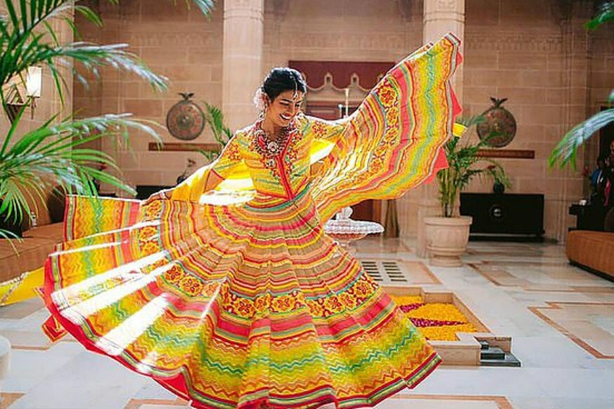 પ્રિયંકાના વ્હાઇટ ડ્રેસમાં 8 સિક્રેટ શબ્દો ડિઝાઇનરે લખ્યા હતા. આ 8 શબ્દોમાં કહેવતો અને પરિવાર, આશા અને દયા જેવા કેટલાક મહત્વના શબ્દોનો ઉપયોગ કરાયો હતો. આ તમામ શબ્દો પ્રિયંકાએ જ પસંદ કર્યા હતા. પ્રિયંકાના વ્હાઇટ ડ્રેસમાં 8 સિક્રેટ શબ્દો ડિઝાઇનરે લખ્યા હતા. આ 8 શબ્દોમાં કહેવતો અને પરિવાર, આશા અને દયા જેવા કેટલાક મહત્વના શબ્દોનો ઉપયોગ કરાયો હતો. આ તમામ શબ્દો પ્રિયંકાએ જ પસંદ કર્યા હતા.