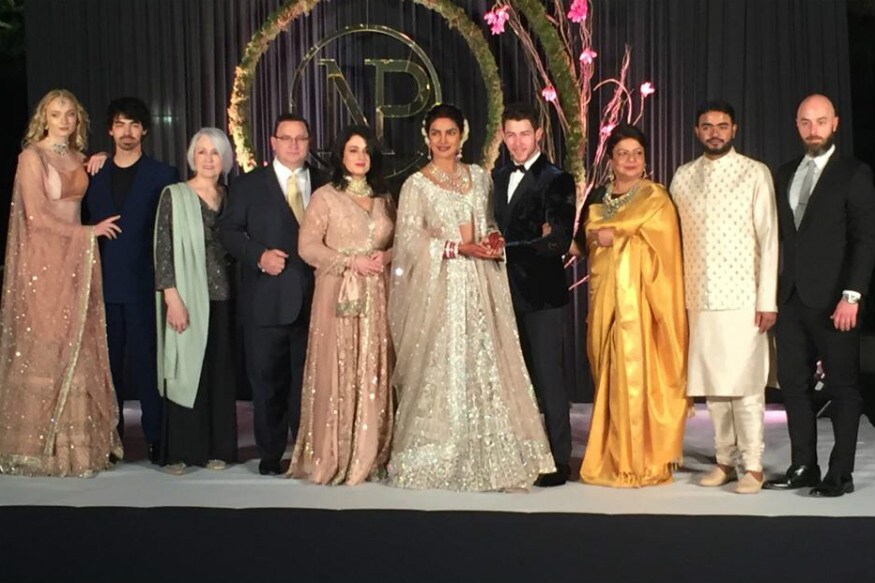 Ralph Laurenની પોસ્ટમાં જણાવ્યા પ્રમાણે પ્રિયંકાના વ્હાઇટ ડ્રેસમાં અનેક ઉર્દુ શબ્દ લખવામાં આવ્યા છે. જેમાં માઇ લવ(મારી જીંદગી) શબ્દ નિકે ખાસ ઉમેર્યો હતો. Ralph Laurenની પોસ્ટમાં જણાવ્યા પ્રમાણે પ્રિયંકાના વ્હાઇટ ડ્રેસમાં અનેક ઉર્દુ શબ્દ લખવામાં આવ્યા છે. જેમાં માઇ લવ(મારી જીંદગી) શબ્દ નિકે ખાસ ઉમેર્યો હતો.