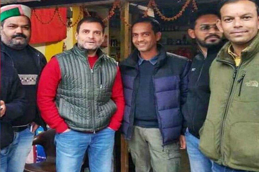 પાંચ રાજ્યોમાં વિધાનસભા ચૂંટણીની વ્યસ્તતા બાદ કોંગ્રેસ અધ્યક્ષ રાહુલ ગાંધી બહેન પ્રિયંકા ગાંધી સાથે રજાઓ માણવા માટે મંગલવારે શિમલા પહોંચી. આ તેમનો ખાનગી પ્રવાસ છે. શિમલા જતા તે અચાનક સોલન પાસે એખ નાના એવા ઢાબા પર રોકાયા. રાહુલે અહીંયા નૂડલ્સ પણ ખાધા. પાંચ રાજ્યોમાં વિધાનસભા ચૂંટણીની વ્યસ્તતા બાદ કોંગ્રેસ અધ્યક્ષ રાહુલ ગાંધી બહેન પ્રિયંકા ગાંધી સાથે રજાઓ માણવા માટે મંગલવારે શિમલા પહોંચી. આ તેમનો ખાનગી પ્રવાસ છે. શિમલા જતા તે અચાનક સોલન પાસે એખ નાના એવા ઢાબા પર રોકાયા. રાહુલે અહીંયા નૂડલ્સ પણ ખાધા.