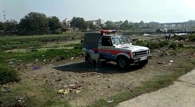 કુબલિયાપરામાં ભાઇ અને મોટાબાપુ સાથે રહેતો અશોક ઉર્ફે સમોસો મનસુખભાઇ રાઠોડ(ઉ.વ.13) ગત તા.4ના દૂધ અને ખાંડ લેવા જવાનું કહી ઘરેથી નીકળ્યા બાદ ઘરે પરત ફર્યો નહોતો. રાઠોડ પરિવારે તેની તપાસ શરૂ કરી હતી, પરંતુ ક્યાંય પત્તો લાગ્યો નહોતો, દરમિયાન નદીના પટમાંથી બાળકનું માથું મળી આવ્યું હતું અને તે માથું લાપતા સમોસાનું હોવાની શંકા સેવાઇ રહી હતી. પોલીસ એ દિશામાં તપાસ કરતી હતી ત્યાં રવિવારે સમોસો આટકોટથી હેમખેમ મળી આવ્યો હતો. કુબલિયાપરામાં ભાઇ અને મોટાબાપુ સાથે રહેતો અશોક ઉર્ફે સમોસો મનસુખભાઇ રાઠોડ(ઉ.વ.13) ગત તા.4ના દૂધ અને ખાંડ લેવા જવાનું કહી ઘરેથી નીકળ્યા બાદ ઘરે પરત ફર્યો નહોતો. રાઠોડ પરિવારે તેની તપાસ શરૂ કરી હતી, પરંતુ ક્યાંય પત્તો લાગ્યો નહોતો, દરમિયાન નદીના પટમાંથી બાળકનું માથું મળી આવ્યું હતું અને તે માથું લાપતા સમોસાનું હોવાની શંકા સેવાઇ રહી હતી. પોલીસ એ દિશામાં તપાસ કરતી હતી ત્યાં રવિવારે સમોસો આટકોટથી હેમખેમ મળી આવ્યો હતો.