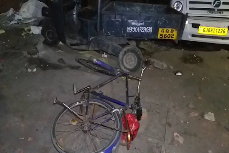વડોદરા: સલાટવાડા વિસ્તારમાં ગઇકાલે મોડી રાતે બે જૂથો વચ્ચે પથ્થરમારો થયો હતો. જેમાં બંન્ને જૂથો સામસામે આવી ગયા હતાં. જોકે આ સ્થિતિની જાણ પોલીસને થતાં તે તાત્કાલિક ઘટના સ્થળે આવીને સ્થિતિને કાબૂમાં લીધી હતી. વડોદરા: સલાટવાડા વિસ્તારમાં ગઇકાલે મોડી રાતે બે જૂથો વચ્ચે પથ્થરમારો થયો હતો. જેમાં બંન્ને જૂથો સામસામે આવી ગયા હતાં. જોકે આ સ્થિતિની જાણ પોલીસને થતાં તે તાત્કાલિક ઘટના સ્થળે આવીને સ્થિતિને કાબૂમાં લીધી હતી.