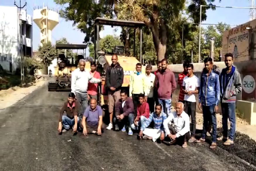 ગ્રામજનોએ મશીનની આગળ બેસીને રોડ બનાવવાનું કામ અટકાવી દીધુ છે. તેમણે કહ્યું કે આ રોડ બનાવવામાં હલકી ગુણવત્તાનો સામાન વાપરવામાં આવ્યો છે. આ અંગેની જિલ્લા પંચાયતમાં ફરિયાદ પણ કરી છે. ગ્રામજનોએ મશીનની આગળ બેસીને રોડ બનાવવાનું કામ અટકાવી દીધુ છે. તેમણે કહ્યું કે આ રોડ બનાવવામાં હલકી ગુણવત્તાનો સામાન વાપરવામાં આવ્યો છે. આ અંગેની જિલ્લા પંચાયતમાં ફરિયાદ પણ કરી છે.