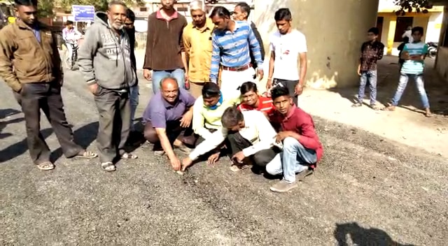 જિલ્લા પંચાયતમાં ફરિયાદ કરતા તેમણે હાલ રોડની કામગીરી બંધ કરી છે અને તપાસ કરાવવાનો વિશ્વાસ ગ્રામજનોને આપ્યો છે. જેથી ગ્રામજનોએ હાલ તેમનું વિરોધ પ્રદર્શન સ્થગિત કર્યું છે. પરંતુ ચીમકી આપી છે કે જલ્દી આની કાર્યવાહી નહીં થાય તો અમે ફરીથી વિરોધ પ્રદર્શન કરીશું. જિલ્લા પંચાયતમાં ફરિયાદ કરતા તેમણે હાલ રોડની કામગીરી બંધ કરી છે અને તપાસ કરાવવાનો વિશ્વાસ ગ્રામજનોને આપ્યો છે. જેથી ગ્રામજનોએ હાલ તેમનું વિરોધ પ્રદર્શન સ્થગિત કર્યું છે. પરંતુ ચીમકી આપી છે કે જલ્દી આની કાર્યવાહી નહીં થાય તો અમે ફરીથી વિરોધ પ્રદર્શન કરીશું.