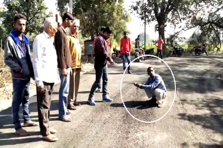 આપણે અવારનવાર બૂમો પાડીએ છીએ કે સાંભળીએ છીએ કે આપણાં વિસ્તારમાં, રાજ્યમાં અને દેશમાં ભ્રષ્ટાચાર ઘણો વધી રહ્યો છે. પરંતુ થોડુ બોલીને આપણે આગળ વધી જતા હોઇએ છીએ. તેના માટે આપણે કોઇ પગલાં લઇશું તો જ ભ્રષ્ટાચાર ઓછો થઇ શકે છે. વડોદરા પાસે આવેલા પાદરા નજીક લોકોનાં લીધે જ એક ભ્રષ્ટાચાર બહાર આવ્યો છે. ત્યાં 4.5 કિમીનો રોડ બન્યો પરંતુ 24 કલાકમાં જ કાંકરા બહાર આવી ગયા છે. આપણે અવારનવાર બૂમો પાડીએ છીએ કે સાંભળીએ છીએ કે આપણાં વિસ્તારમાં, રાજ્યમાં અને દેશમાં ભ્રષ્ટાચાર ઘણો વધી રહ્યો છે. પરંતુ થોડુ બોલીને આપણે આગળ વધી જતા હોઇએ છીએ. તેના માટે આપણે કોઇ પગલાં લઇશું તો જ ભ્રષ્ટાચાર ઓછો થઇ શકે છે. વડોદરા પાસે આવેલા પાદરા નજીક લોકોનાં લીધે જ એક ભ્રષ્ટાચાર બહાર આવ્યો છે. ત્યાં 4.5 કિમીનો રોડ બન્યો પરંતુ 24 કલાકમાં જ કાંકરા બહાર આવી ગયા છે.
