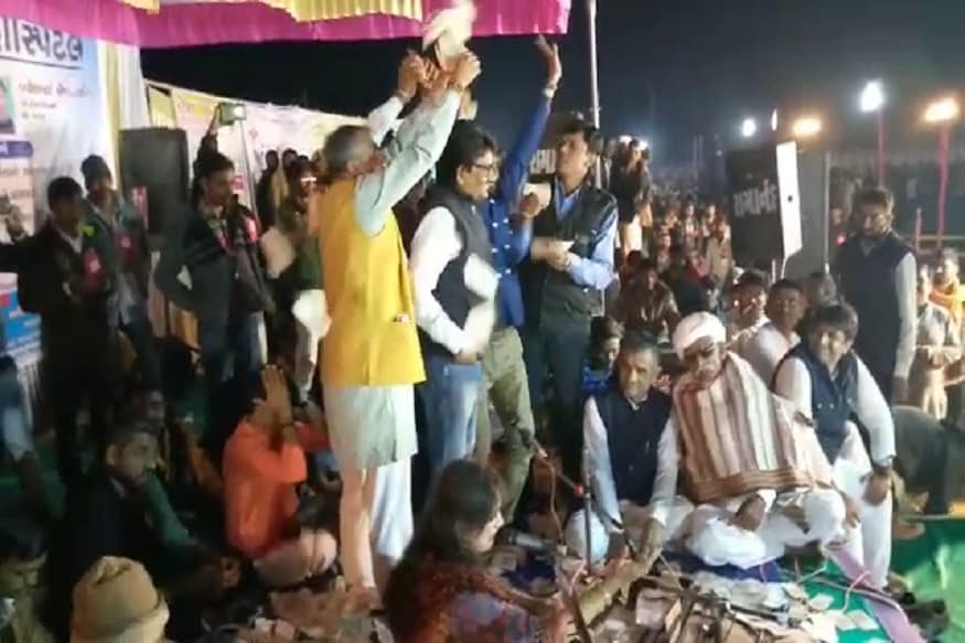 લાખણીના આગથળા ગામે ડાયરામાં એક અલગ જ નજારો જોવા મળ્યો. સામાન્ય રીતે ડાયરામાં લોકગાયક પર રૂપિયાનો વરસાદ થતાં તો આપણે જોયું હશે પરંતુ કોઇ રાજનેતા પર રૂપિયાને વરસાદ આપણા જોવામાં નથી આવતું. ગઇકાલે મોડી સાંજે આગથળા ગામે ઠાકોર સમાજના વિદ્યાર્થીઓ માટે શાળા સંકુલના લાભાર્થે એક લોક ડાયરાનું આયોજન કરવામાં આવ્યું હતું. જેમાં લોક ગાયિકા સંગીતા લાબડીયા હાજર હતી. આ ડાયરામાં લોકોએ રાધનપુરનાં ધારાસભ્ય અને ઠાકોર સેનાનાં પ્રમુખ અલ્પેશ ઠાકોર પર રૂપિયાનો વરસાદ કર્યો હતો. લાખણીના આગથળા ગામે ડાયરામાં એક અલગ જ નજારો જોવા મળ્યો. સામાન્ય રીતે ડાયરામાં લોકગાયક પર રૂપિયાનો વરસાદ થતાં તો આપણે જોયું હશે પરંતુ કોઇ રાજનેતા પર રૂપિયાને વરસાદ આપણા જોવામાં નથી આવતું. ગઇકાલે મોડી સાંજે આગથળા ગામે ઠાકોર સમાજના વિદ્યાર્થીઓ માટે શાળા સંકુલના લાભાર્થે એક લોક ડાયરાનું આયોજન કરવામાં આવ્યું હતું. જેમાં લોક ગાયિકા સંગીતા લાબડીયા હાજર હતી. આ ડાયરામાં લોકોએ રાધનપુરનાં ધારાસભ્ય અને ઠાકોર સેનાનાં પ્રમુખ અલ્પેશ ઠાકોર પર રૂપિયાનો વરસાદ કર્યો હતો.